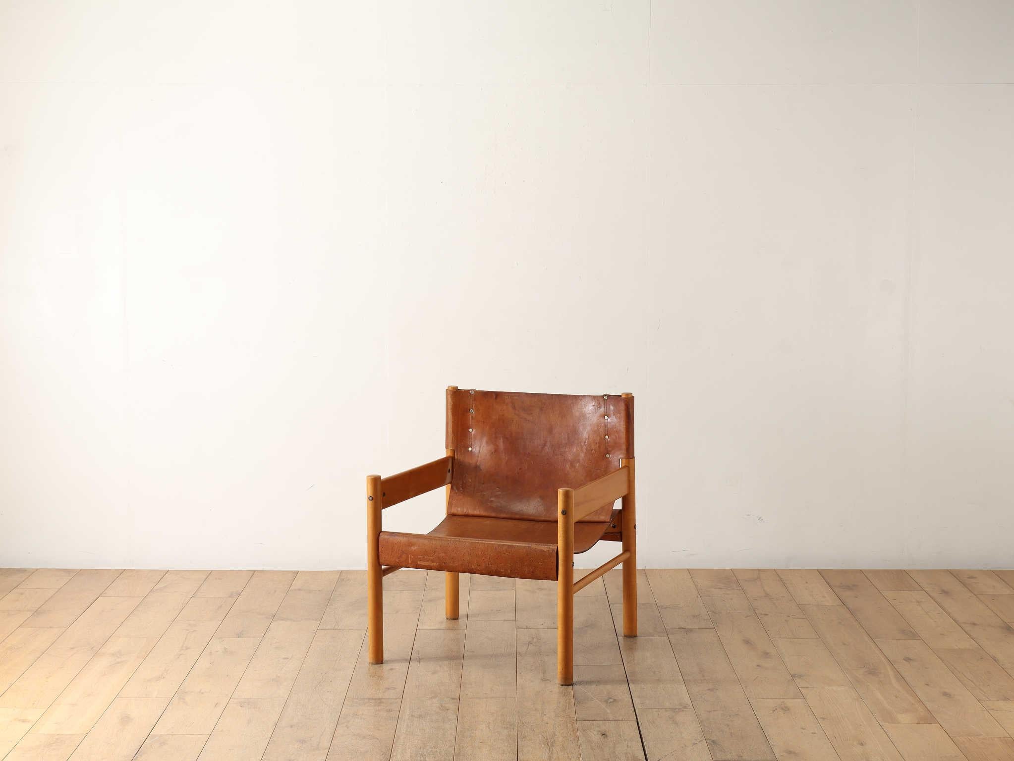 This Brazilian leather armchair has an attractive vintage leather texture.The frame of the chair is made of paumalufin, a South American hardwood of the tangerine family.The name means 'ivory' in the Brazilian language and is said to derive from its