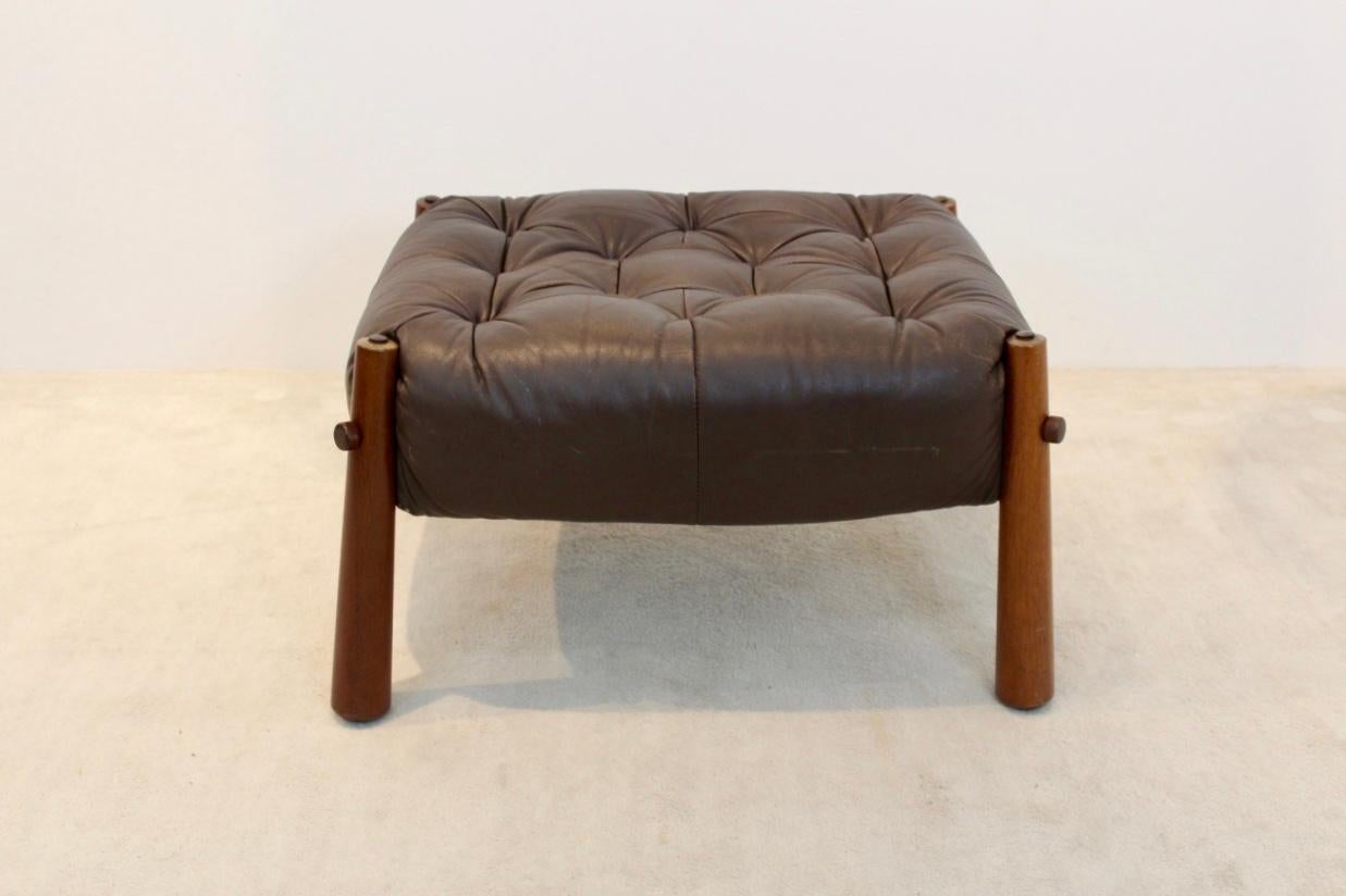 A beautiful 1970s Brazilian ottoman, model MP-81 designed by Percival Lafer. This amazing comfortable ottoman has a solid wooden frame and a soft Brazilian chocolate brown leather cushion with beautiful patina. Very good condition. Amazingly shaped