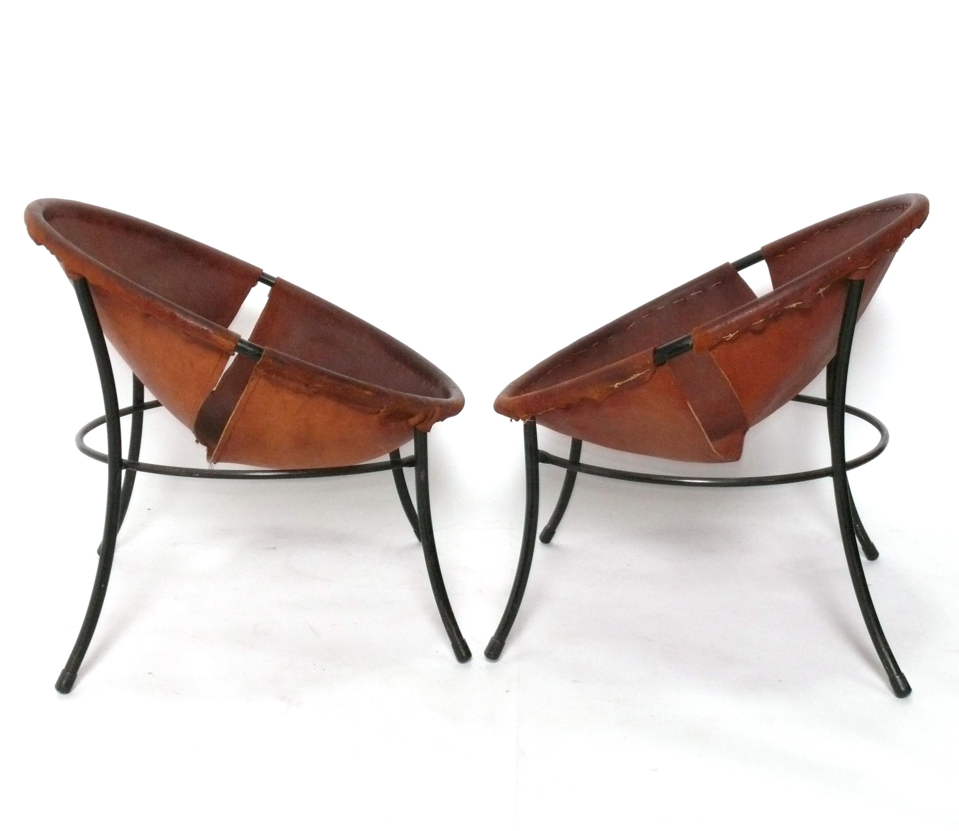 Coppia scultorea di sedie da salotto brasiliane di metà secolo, nello stile di Lina Bo Bardi, Brasile, circa 1960. Le fionde originali in pelle conservano la loro calda patina originale e includono le pelli di pecora come mostrato.