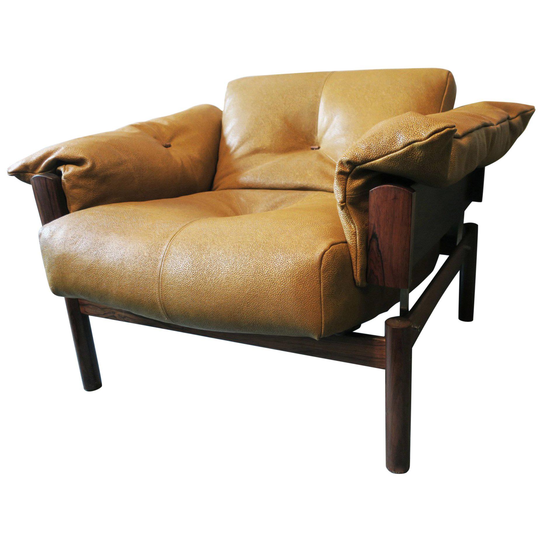 Brazilian Lounge Chair by Percival Lafer in Rosewood and Textured Leather, 1960s For Sale