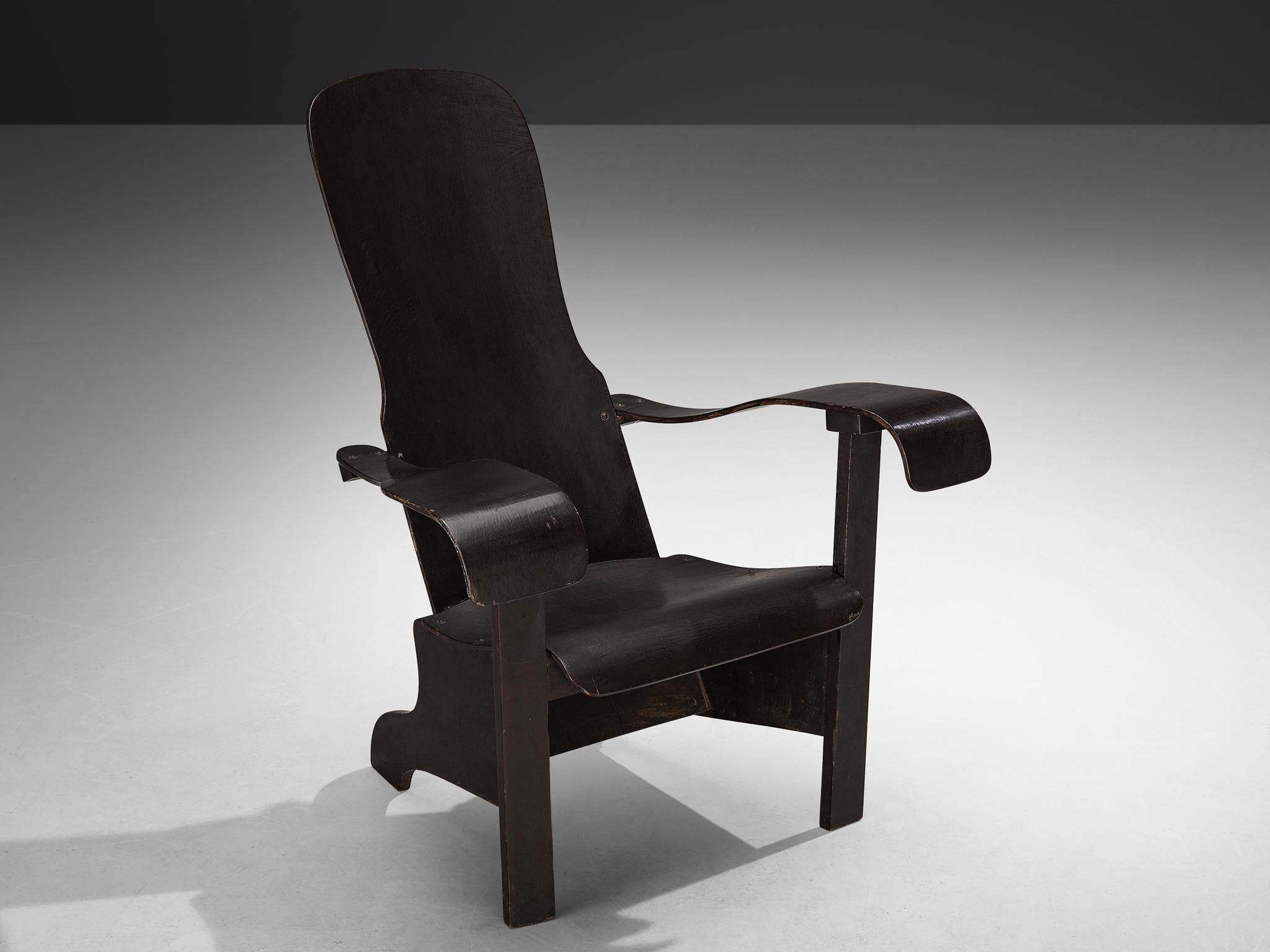 Móveis Cimo, sedia da salotto, legno laminato, Brasile, anni '40

Una poltrona brasiliana ben scolpita che merita un posto di rilievo nei propri interni. La costruzione si basa su angoli arrotondati e linee sinuose, rese possibili dalle proprietà