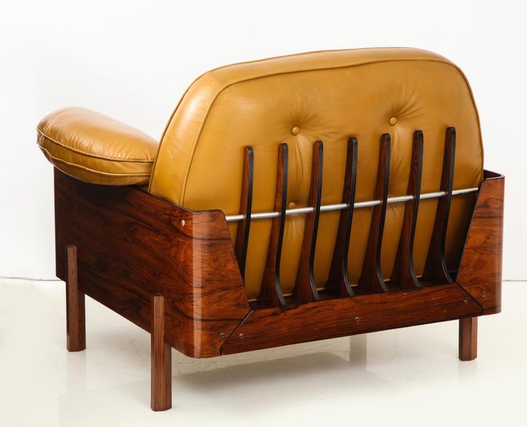 Lounge chair in highly figured Jacaranda wood with a series of skeletal fins along the back connected by an aluminum rod, and original mustard yellow colored leather cushions. A visually impressive design made in Sao Paulo, Brazil, circa 1965. A