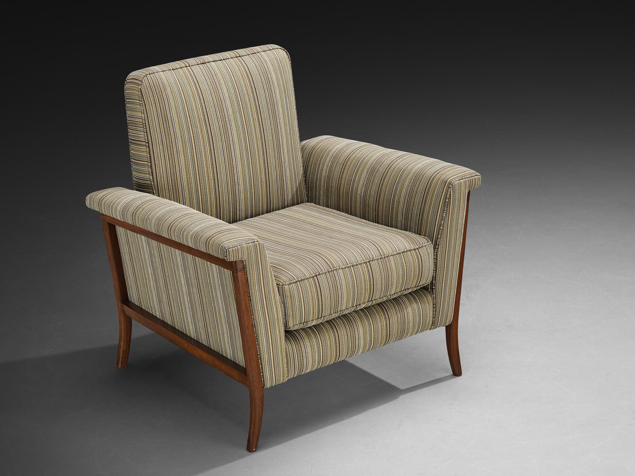 Loungesessel, Mahagoni, Stoff, Brasilien, 1960er Jahre.

Eleganter brasilianischer Clubsessel. Der geschwungene Rahmen ist aus Mahagoniholz gefertigt und an der Außenseite der Schale schön freigelegt. Die kleinere hohe Rückenlehne verleiht dem