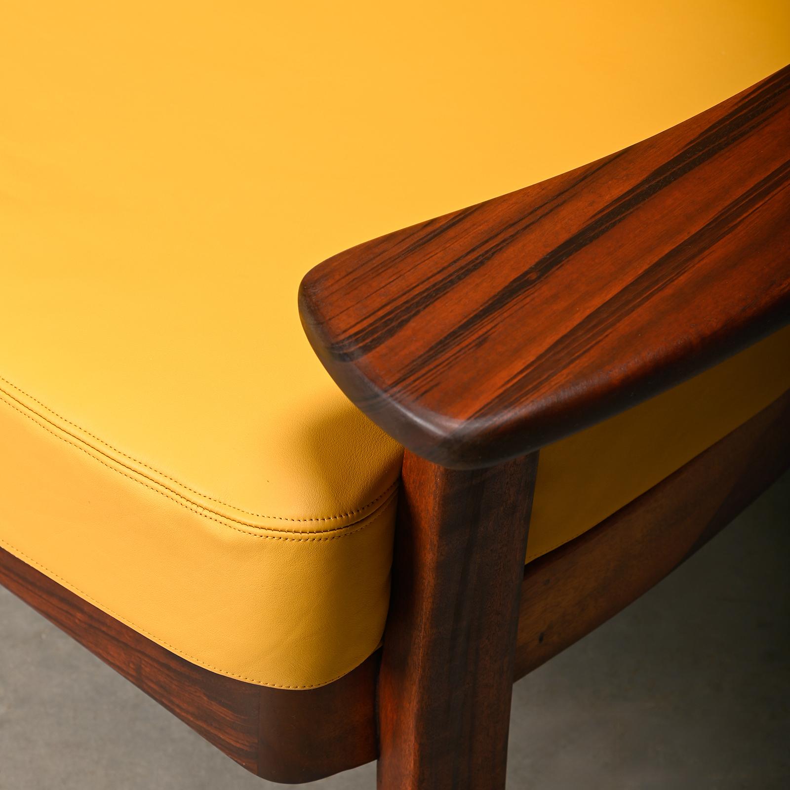 Brasilianischer Loungesessel aus Rosenholz und ockerfarbenem Leder im Angebot 5