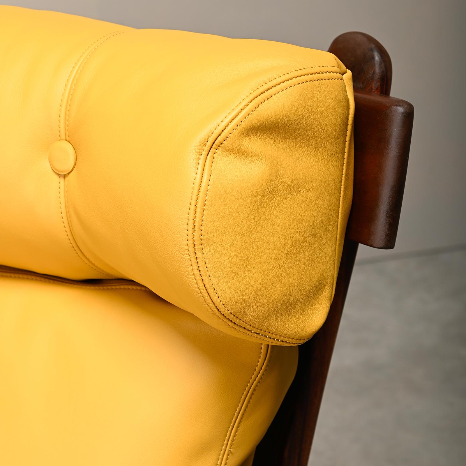 Brasilianischer Loungesessel aus Rosenholz und ockerfarbenem Leder im Angebot 6