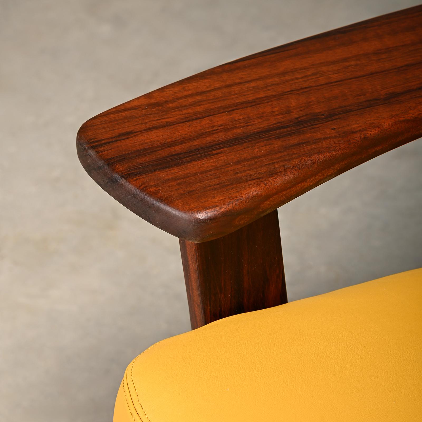 Brasilianischer Loungesessel aus Rosenholz und ockerfarbenem Leder im Angebot 7