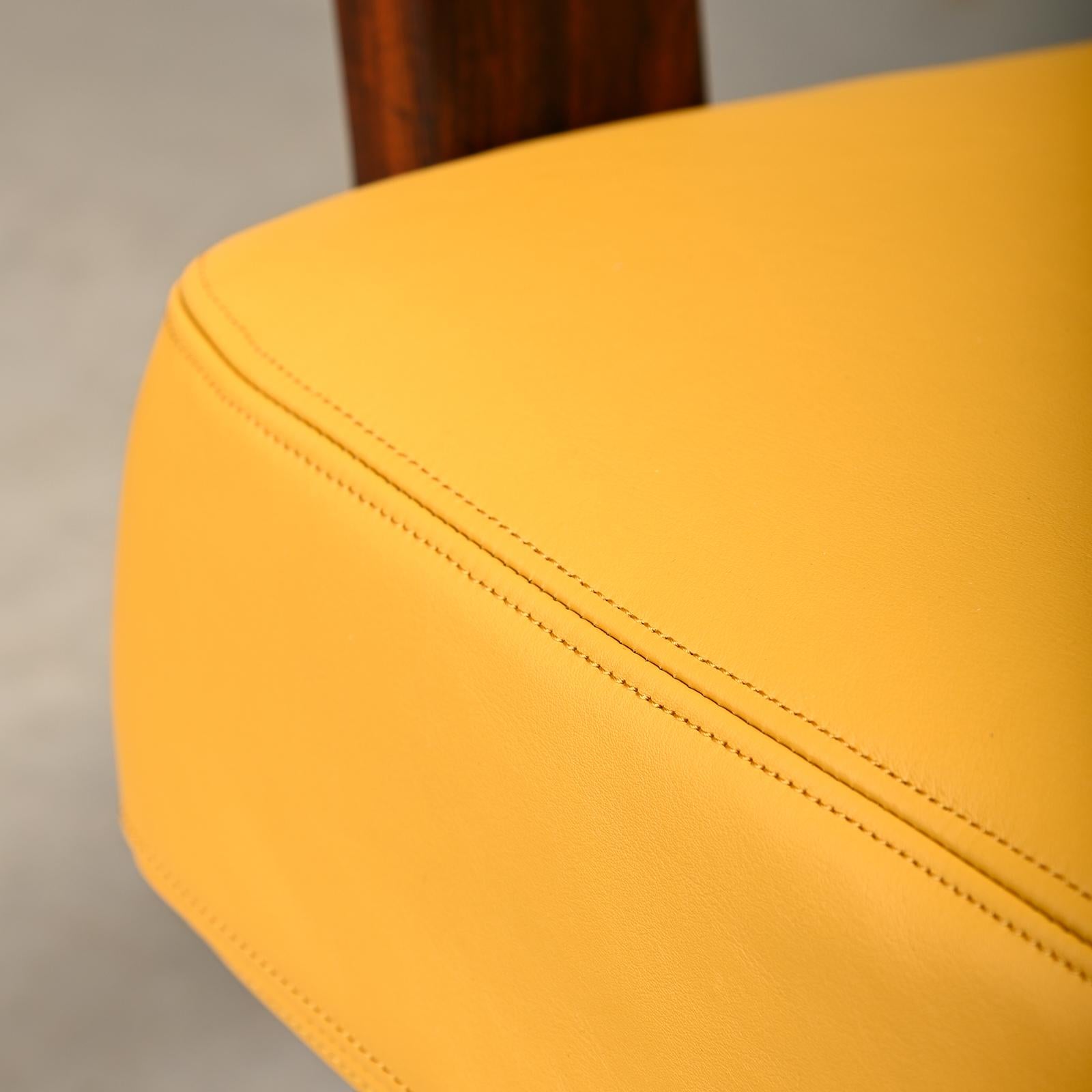 Brasilianischer Loungesessel aus Rosenholz und ockerfarbenem Leder im Angebot 8