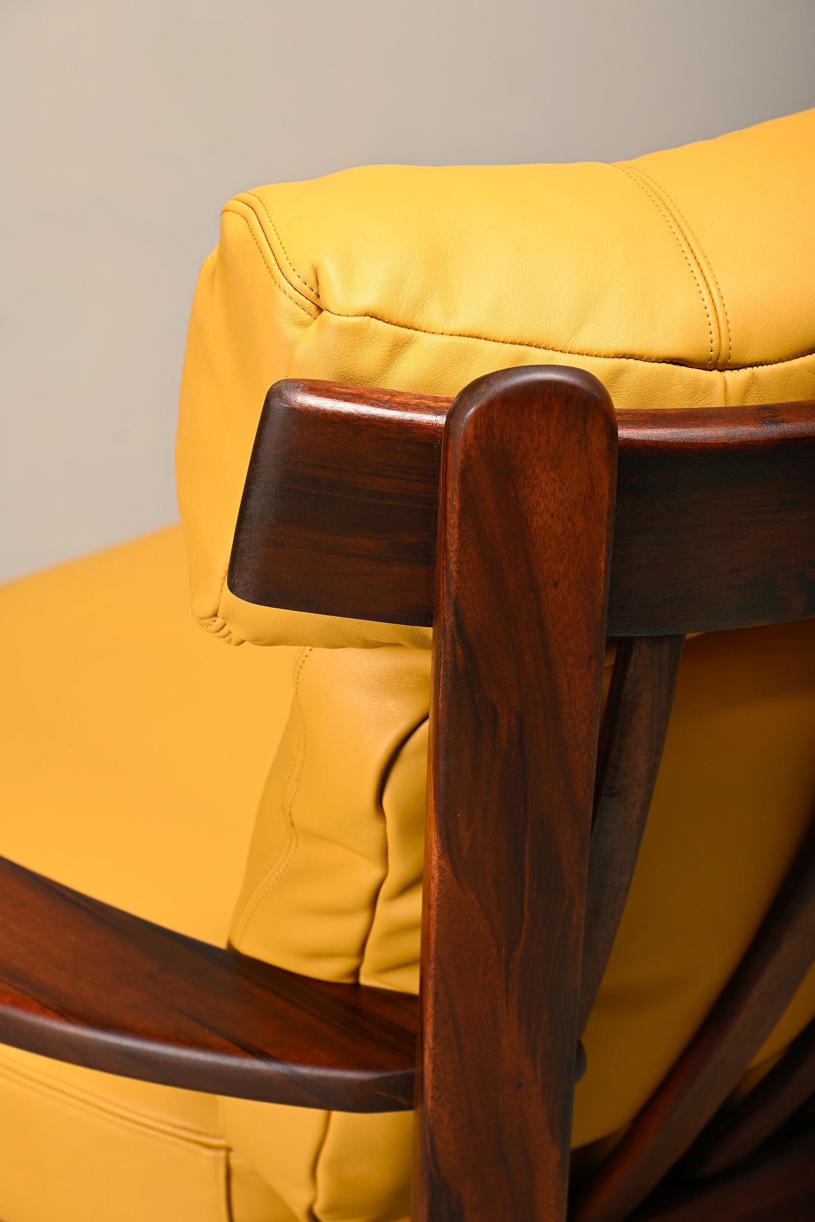 Brasilianischer Loungesessel aus Rosenholz und ockerfarbenem Leder im Angebot 12
