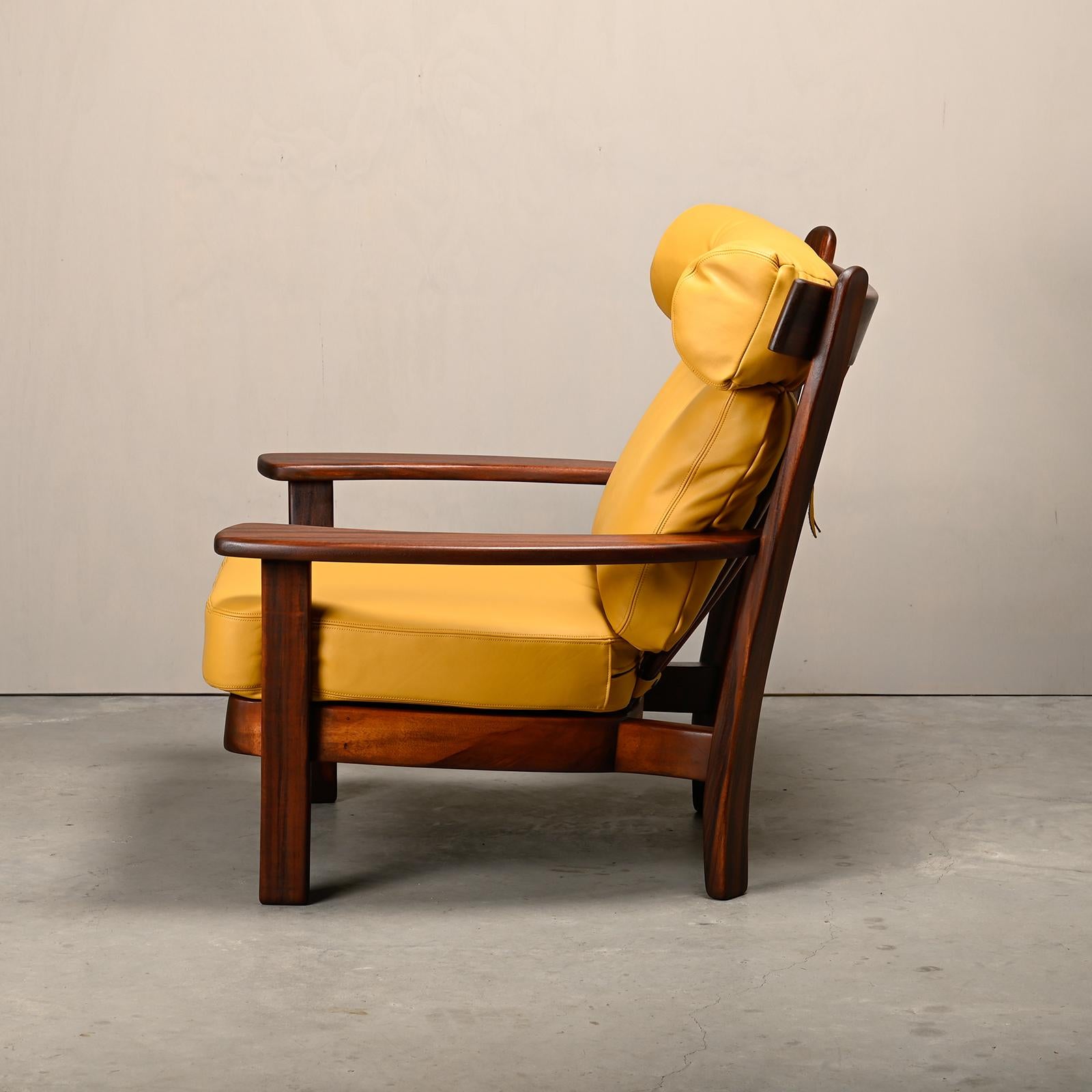 Brasilianischer Loungesessel aus Rosenholz und ockerfarbenem Leder (Moderne der Mitte des Jahrhunderts) im Angebot