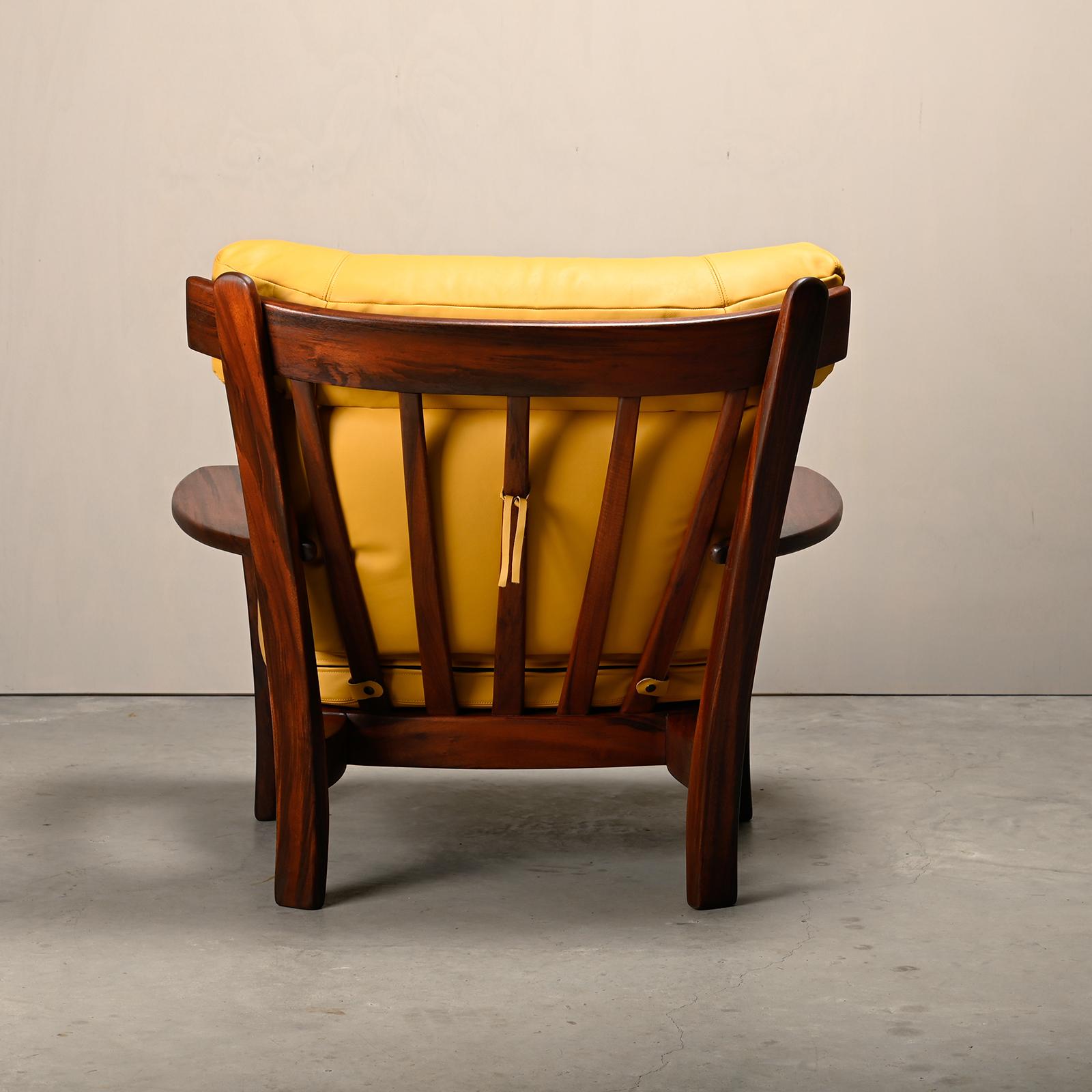 Brasilianischer Loungesessel aus Rosenholz und ockerfarbenem Leder (20. Jahrhundert) im Angebot