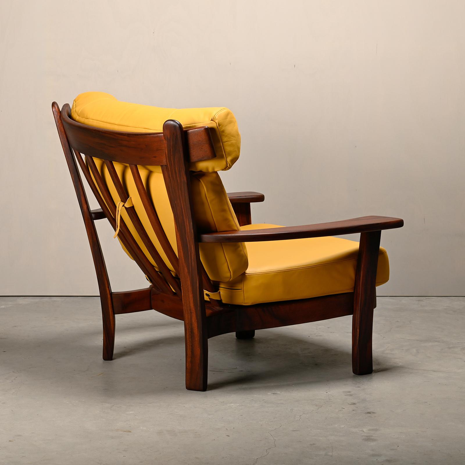 Brasilianischer Loungesessel aus Rosenholz und ockerfarbenem Leder im Angebot 1