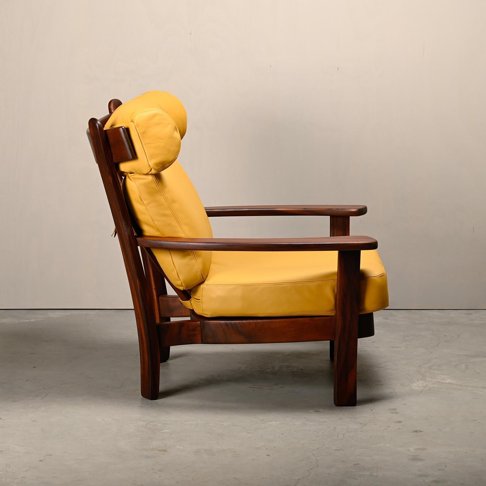 Brasilianischer Loungesessel aus Rosenholz und ockerfarbenem Leder im Angebot 2