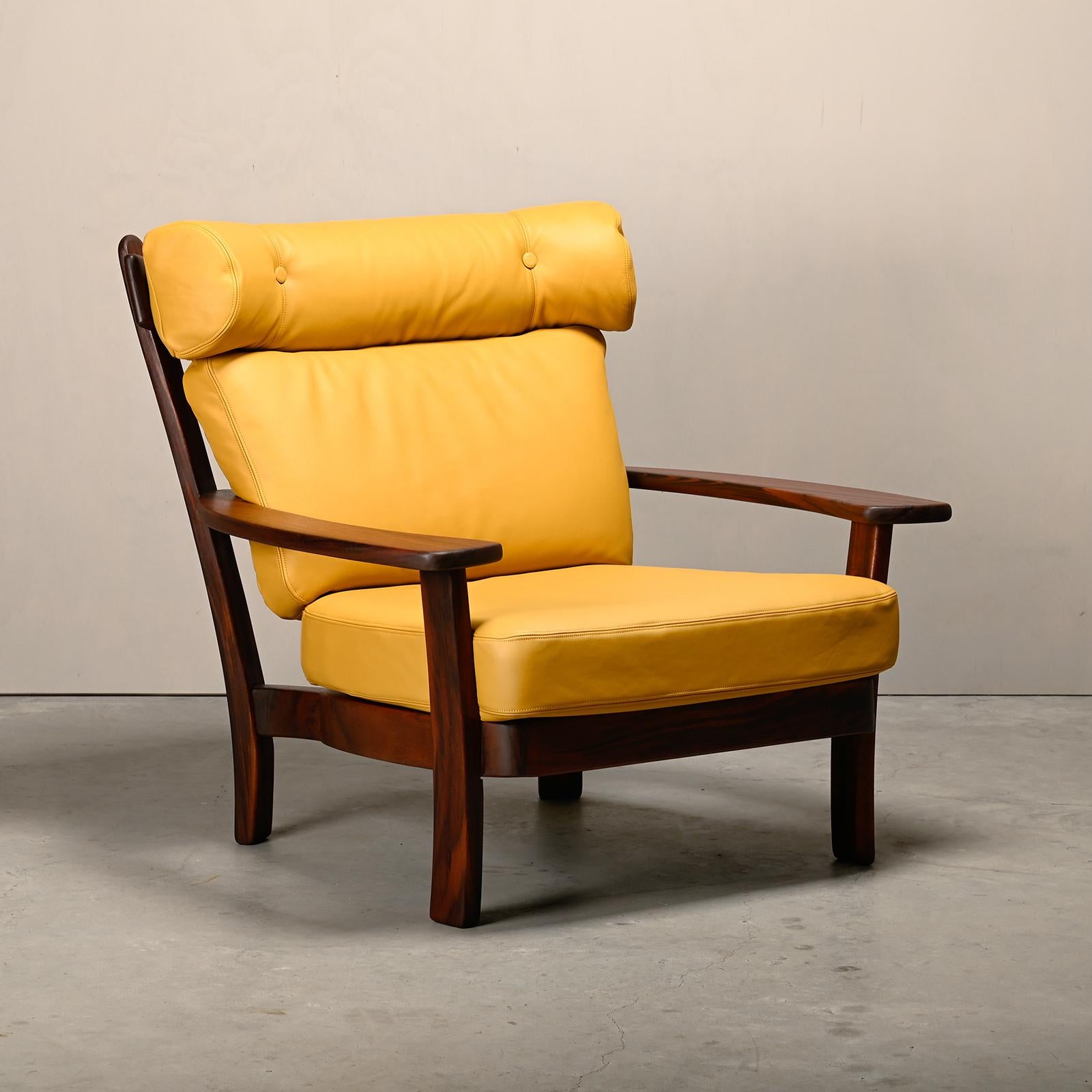 Brasilianischer Loungesessel aus Rosenholz und ockerfarbenem Leder im Angebot 3