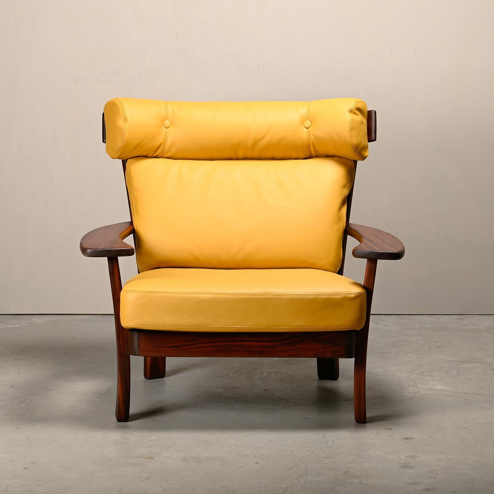Brasilianischer Loungesessel aus Rosenholz und ockerfarbenem Leder im Angebot 4