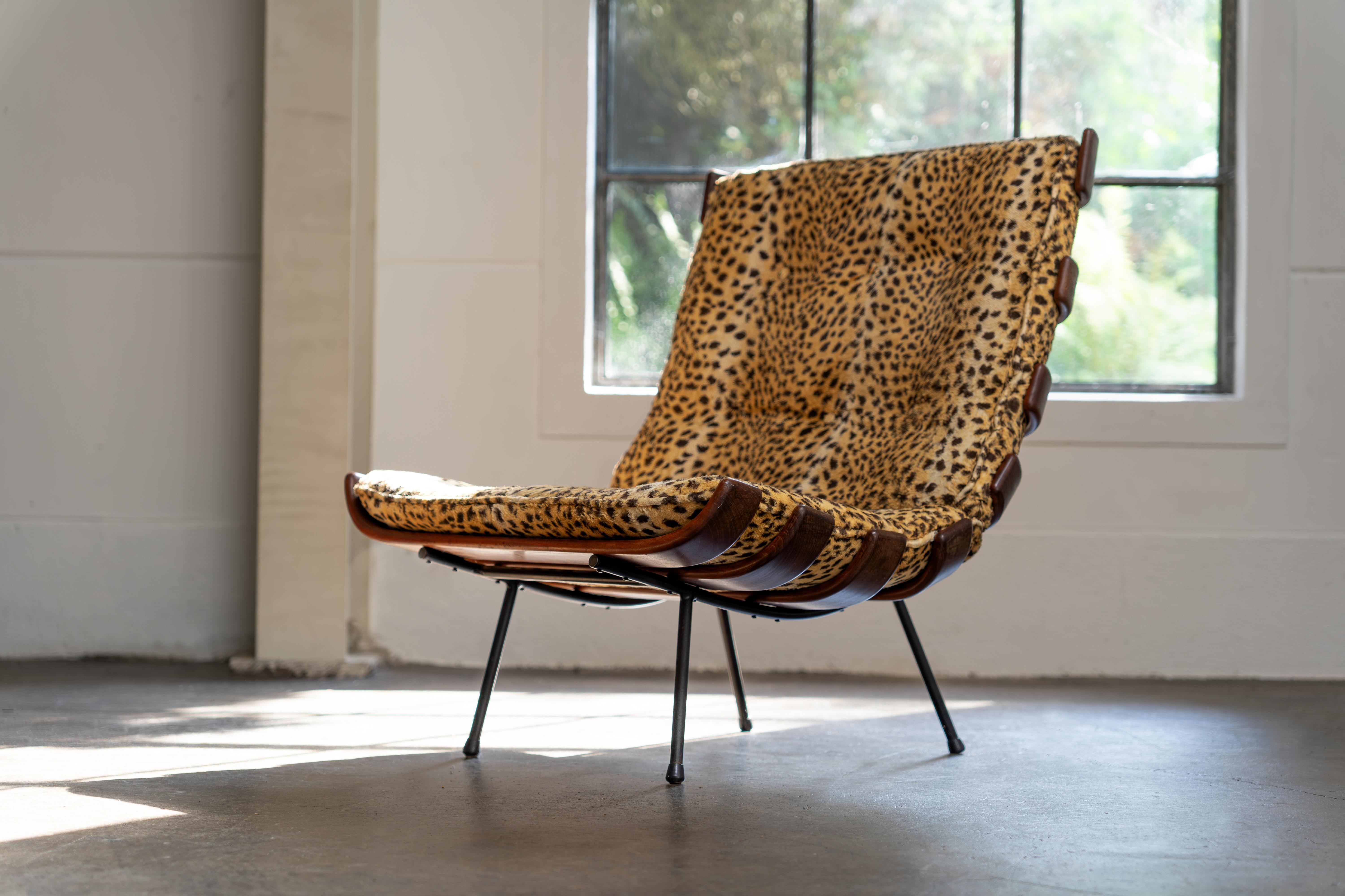 Dieser seltene Costela Lounge Chair von Carlo Hauner und Martin Eisler, der in den 1950er Jahren von Forma hergestellt wurde, zeichnet sich durch seine Massivholzrippen aus, die mit einem Vintage-Teddy-Stoff mit Leopardenmuster bezogen sind. Die