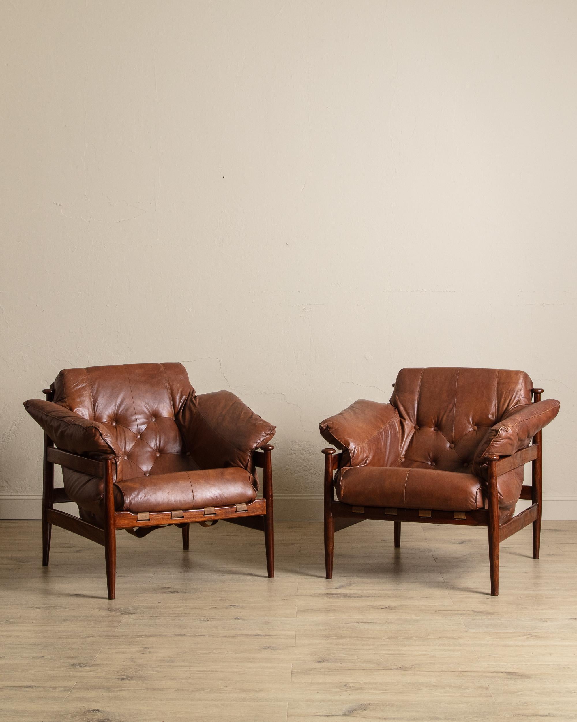 Proposées individuellement, ces chaises longues modernes brésiliennes du milieu du XXe siècle présentent un équilibre sans effort entre confort et forme sculpturale. Fabriqué avec des cadres en bois dur massif, le design se caractérise par des pieds