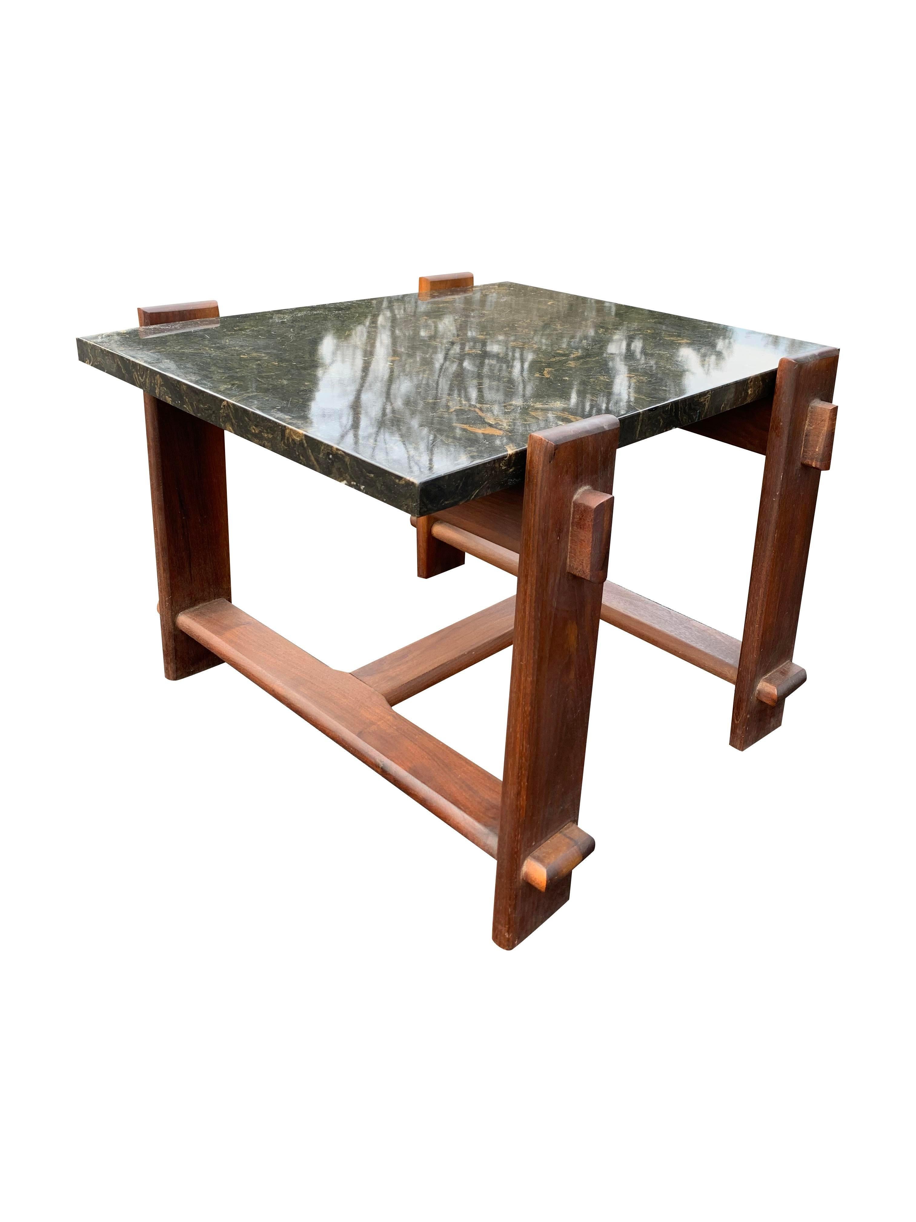 Vintage Brasilianische Marmorplatte Akzent Tisch

Dieser Vintage-Tisch ist ein Muss für jeden, der einen Hauch von brasilianischem Design und Eleganz in sein Zuhause bringen möchte. Das einzigartige Marmormuster und der moderne Stil machen ihn zu