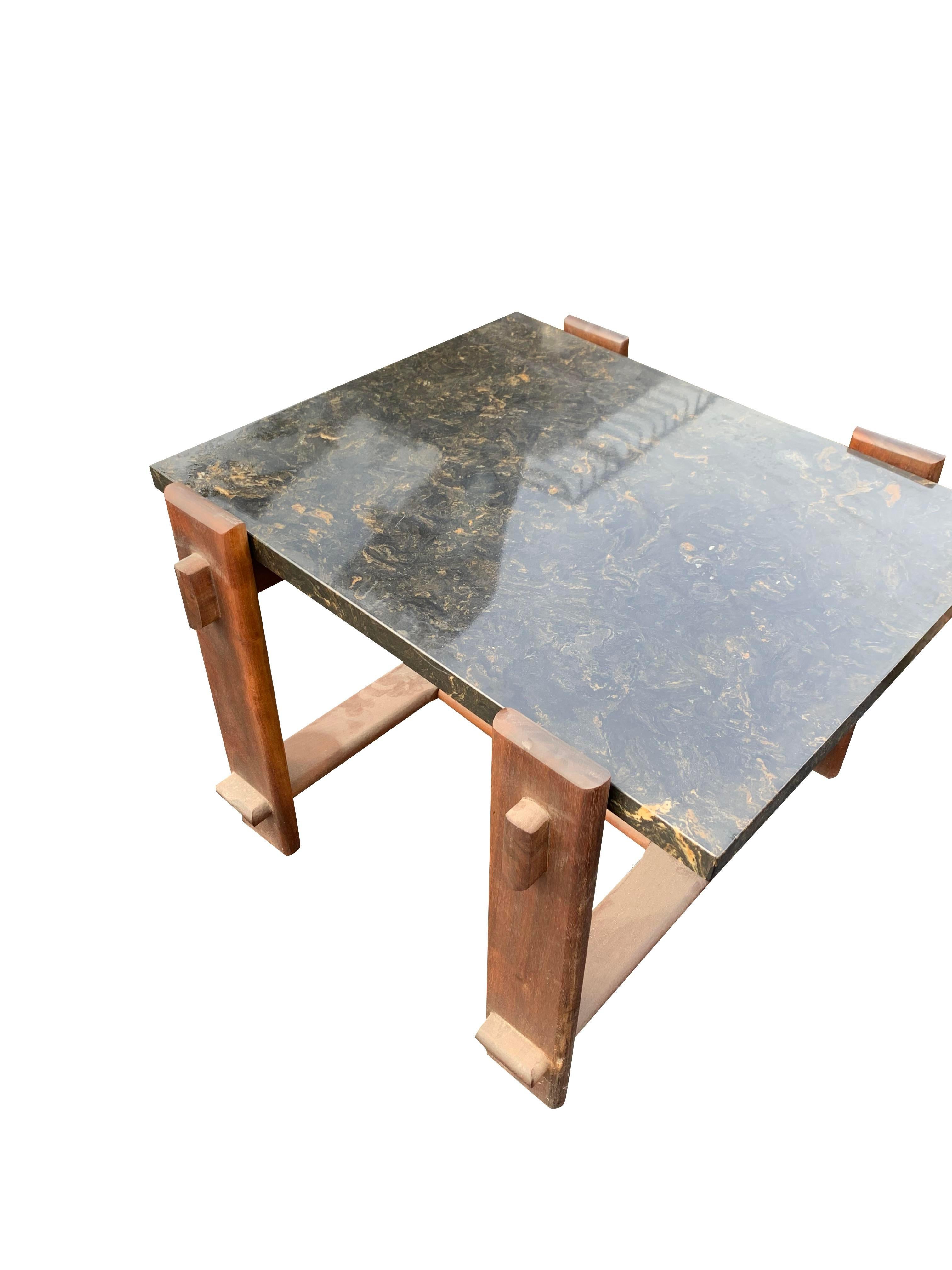Beistelltisch mit brasilianischer Marmorplatte und Akzent im modernen Vintage-Stil im Zustand „Gut“ im Angebot in Saddle River, NJ