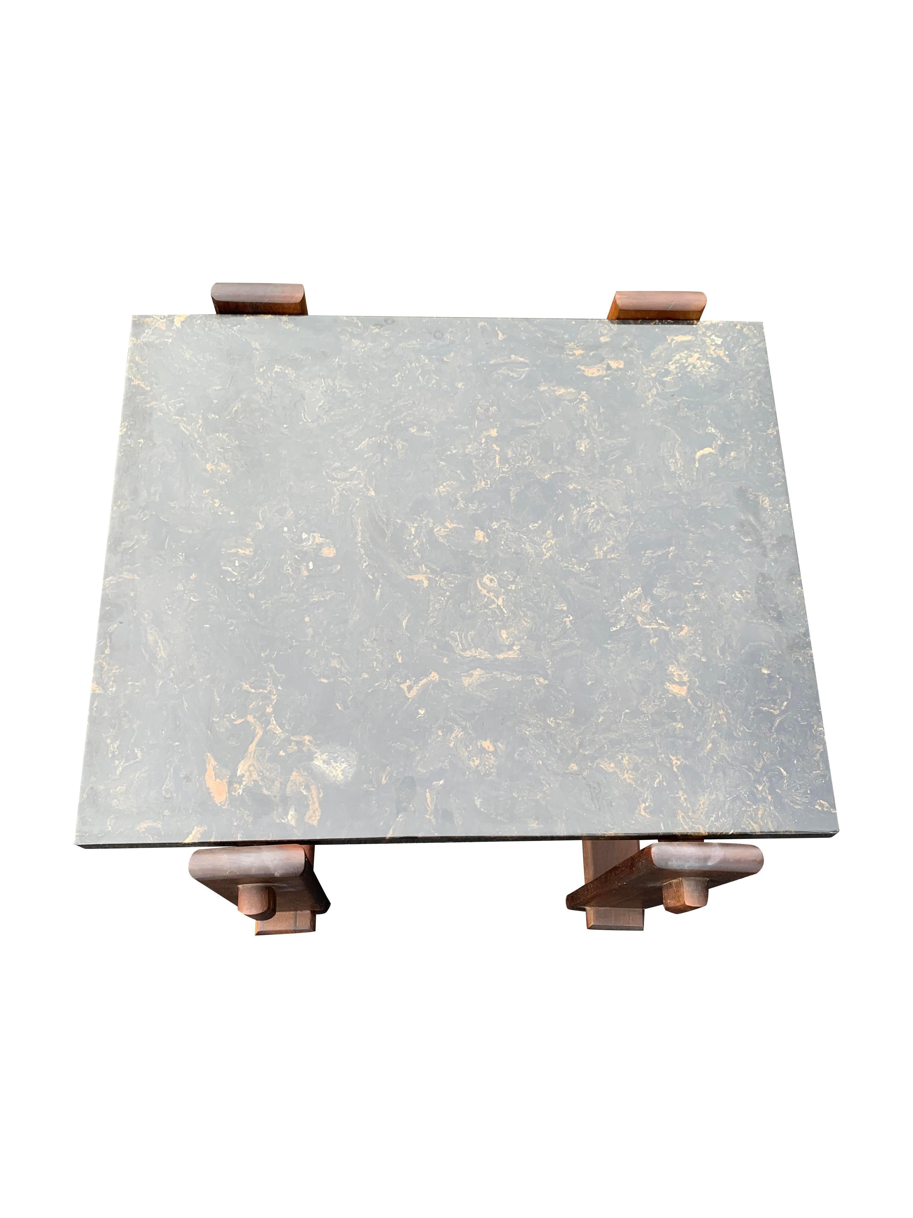 Beistelltisch mit brasilianischer Marmorplatte und Akzent im modernen Vintage-Stil im Angebot 1