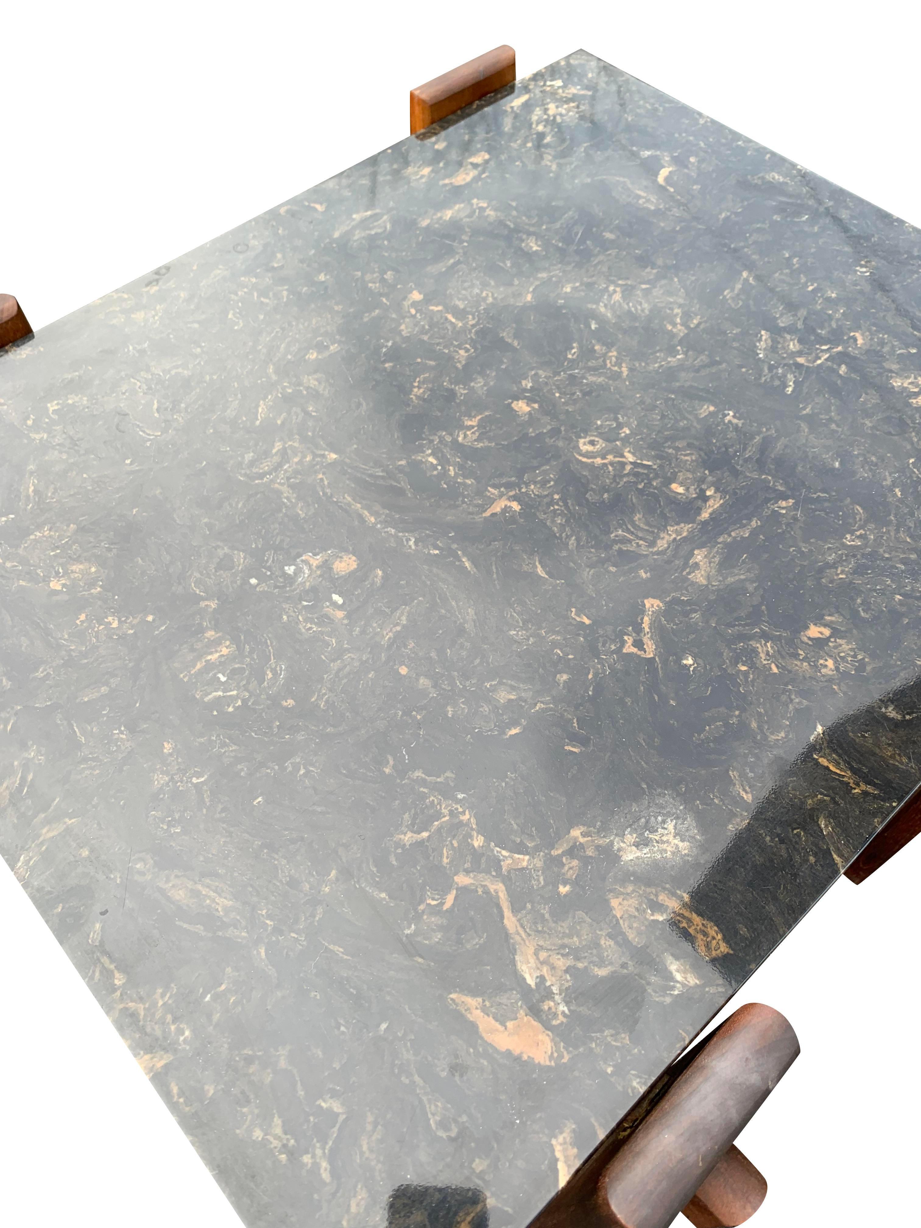 Beistelltisch mit brasilianischer Marmorplatte und Akzent im modernen Vintage-Stil im Angebot 2