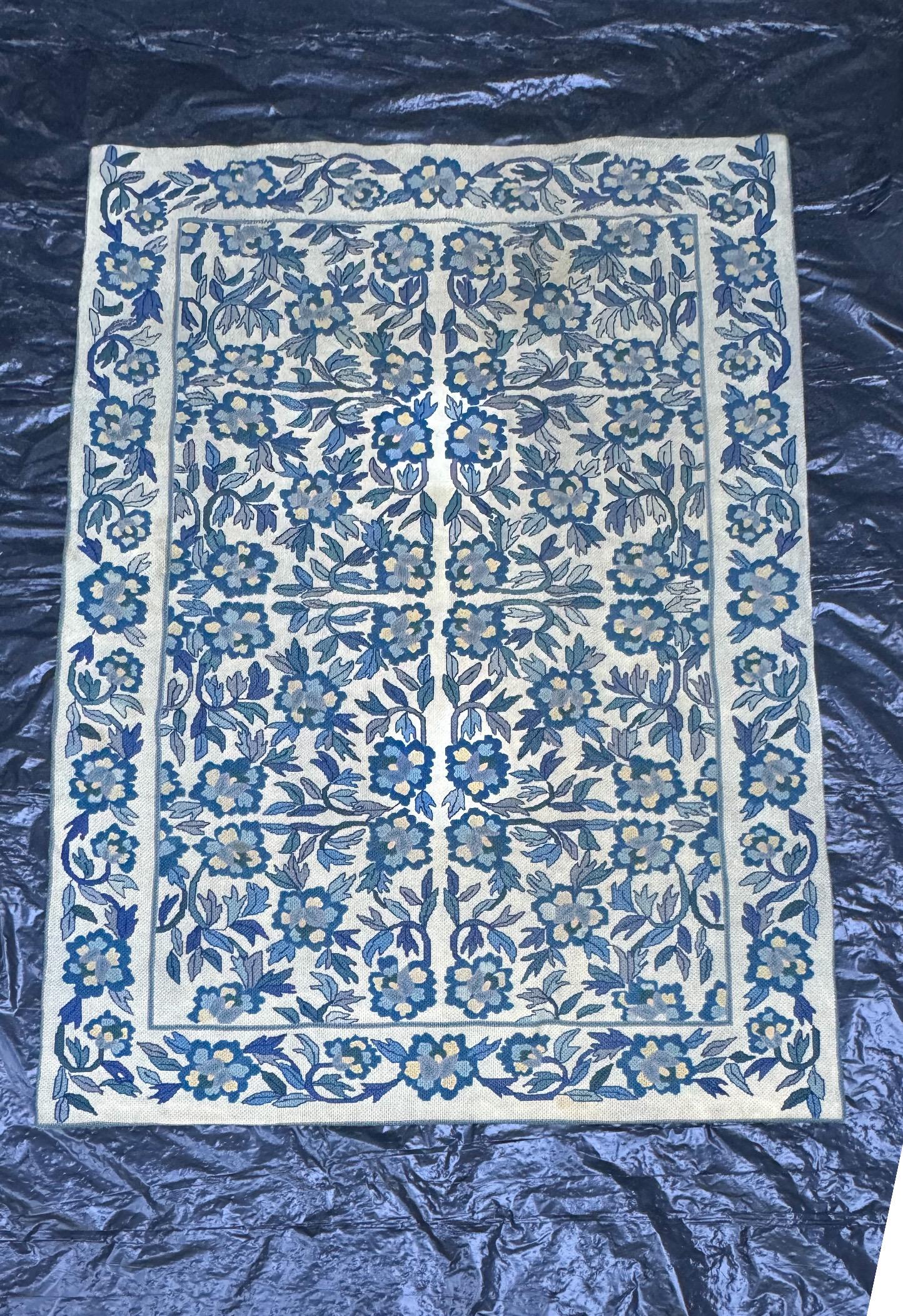 This exquisite Brazilian rug, dating from the 1960s to the 1970s, is a captivating piece that effortlessly blends vintage charm with intricate craftsmanship. Measuring a generous size, 266 x 180 cm (4,78 Sq meters), it features a lush, floral