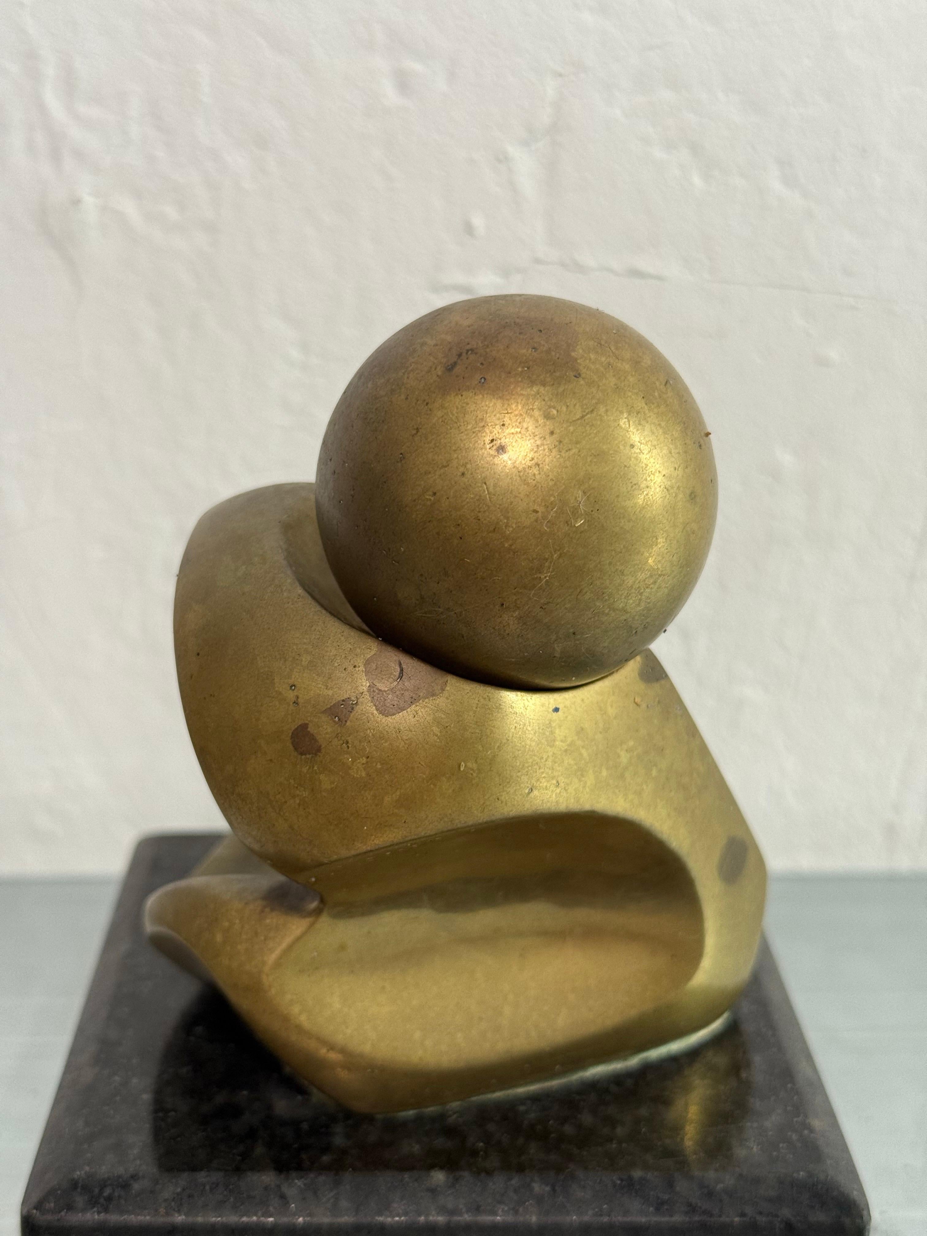 Brazilian Mid-Century Abstract Bronze Sculpture With Bronze Ball on Granite Base in vendita 4
