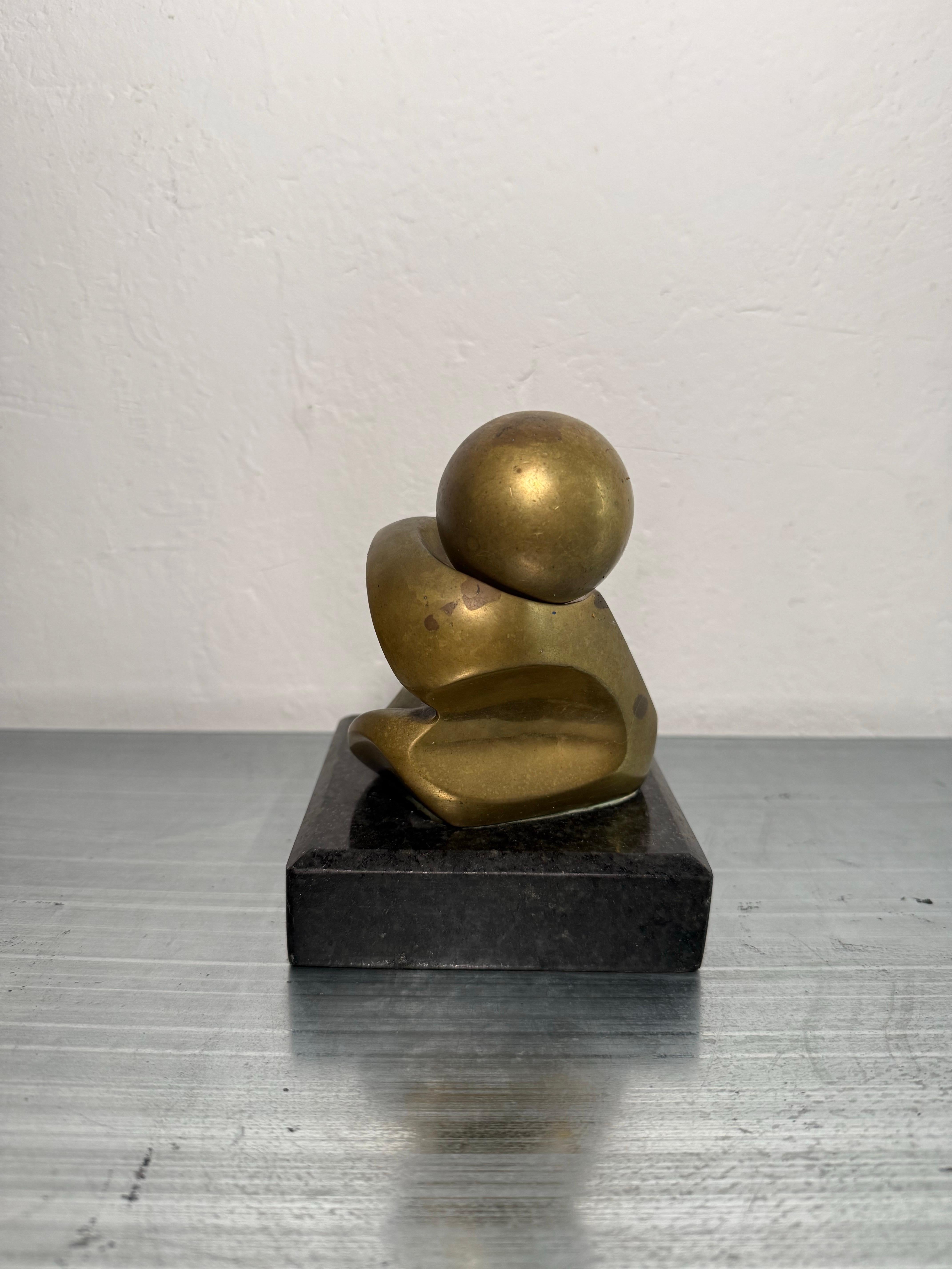 Scultura brasiliana moderna in bronzo su una base di granito, firmata da un artista sconosciuto, circa 1960.