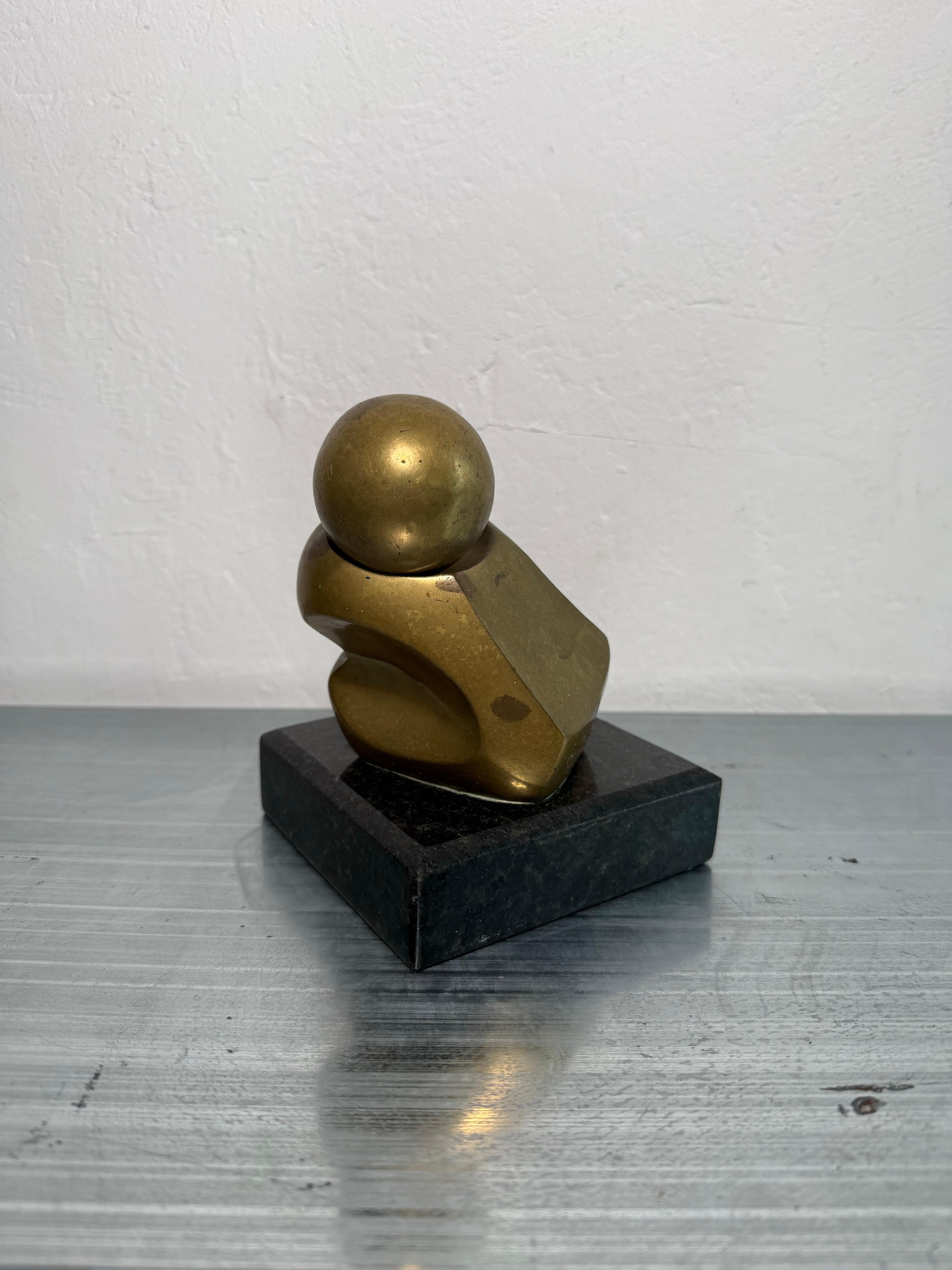 Mid-Century moderno Brazilian Mid-Century Abstract Bronze Sculpture With Bronze Ball on Granite Base in vendita
