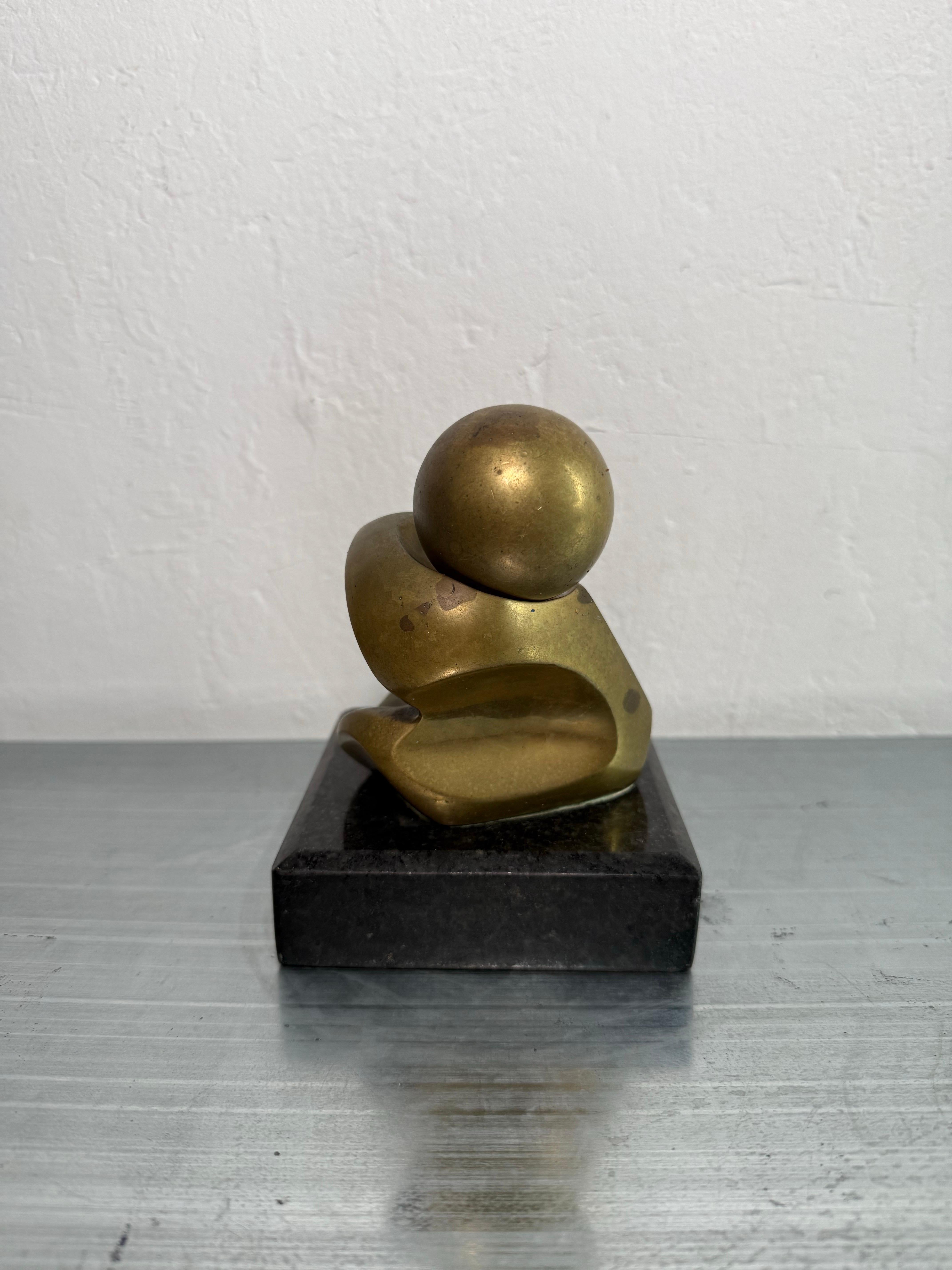 Brazilian Mid-Century Abstract Bronze Sculpture With Bronze Ball on Granite Base in vendita 1