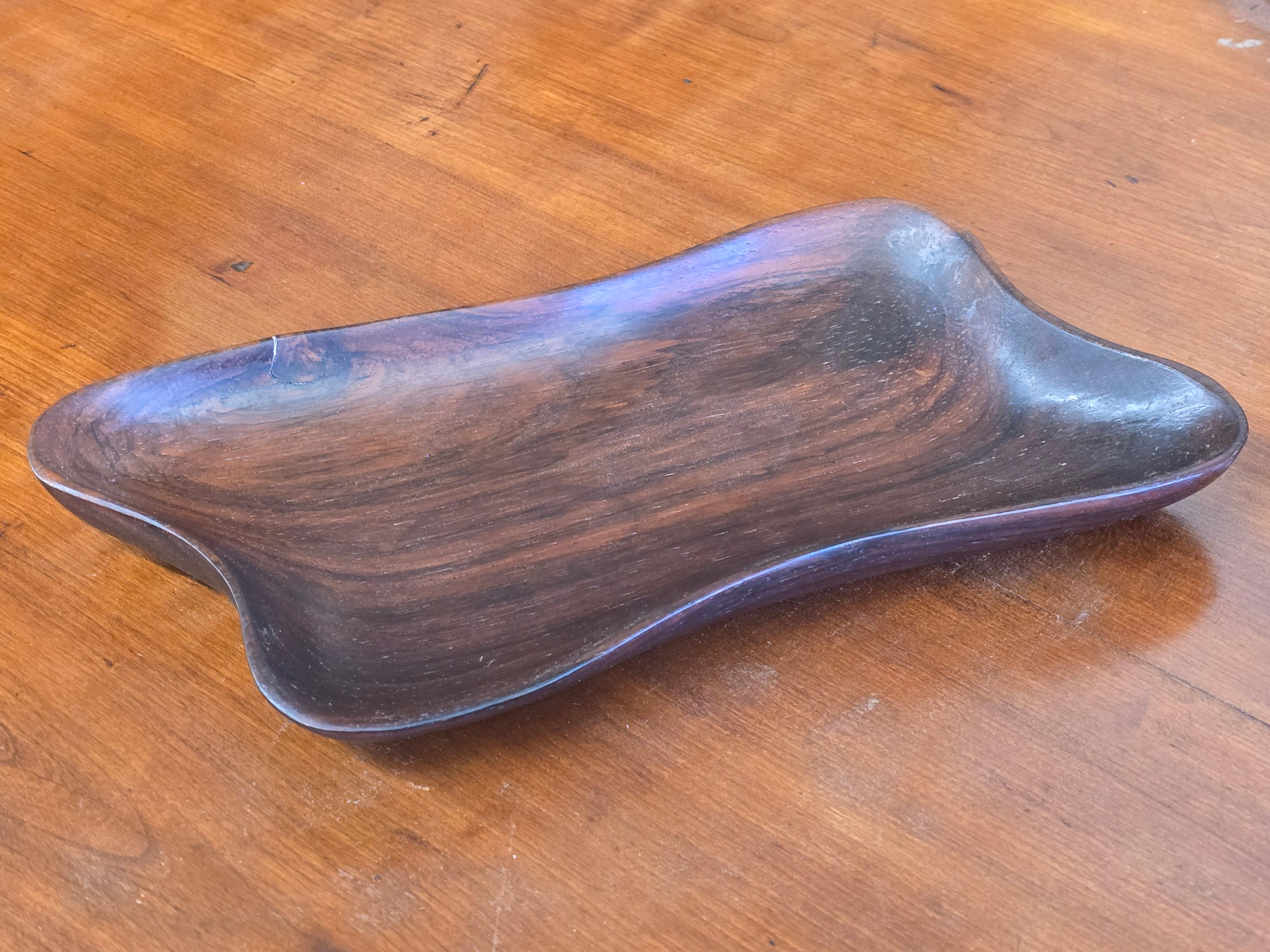 Magnifique bol en bois de rose brésilien sculpté en forme d'amibe.   Merveilleuse patine d'usage et belle surface brunie.   Reste de l'étiquette d'origine au dos.   Nous ne pouvons pas expédier ce produit à l'international en raison des restrictions