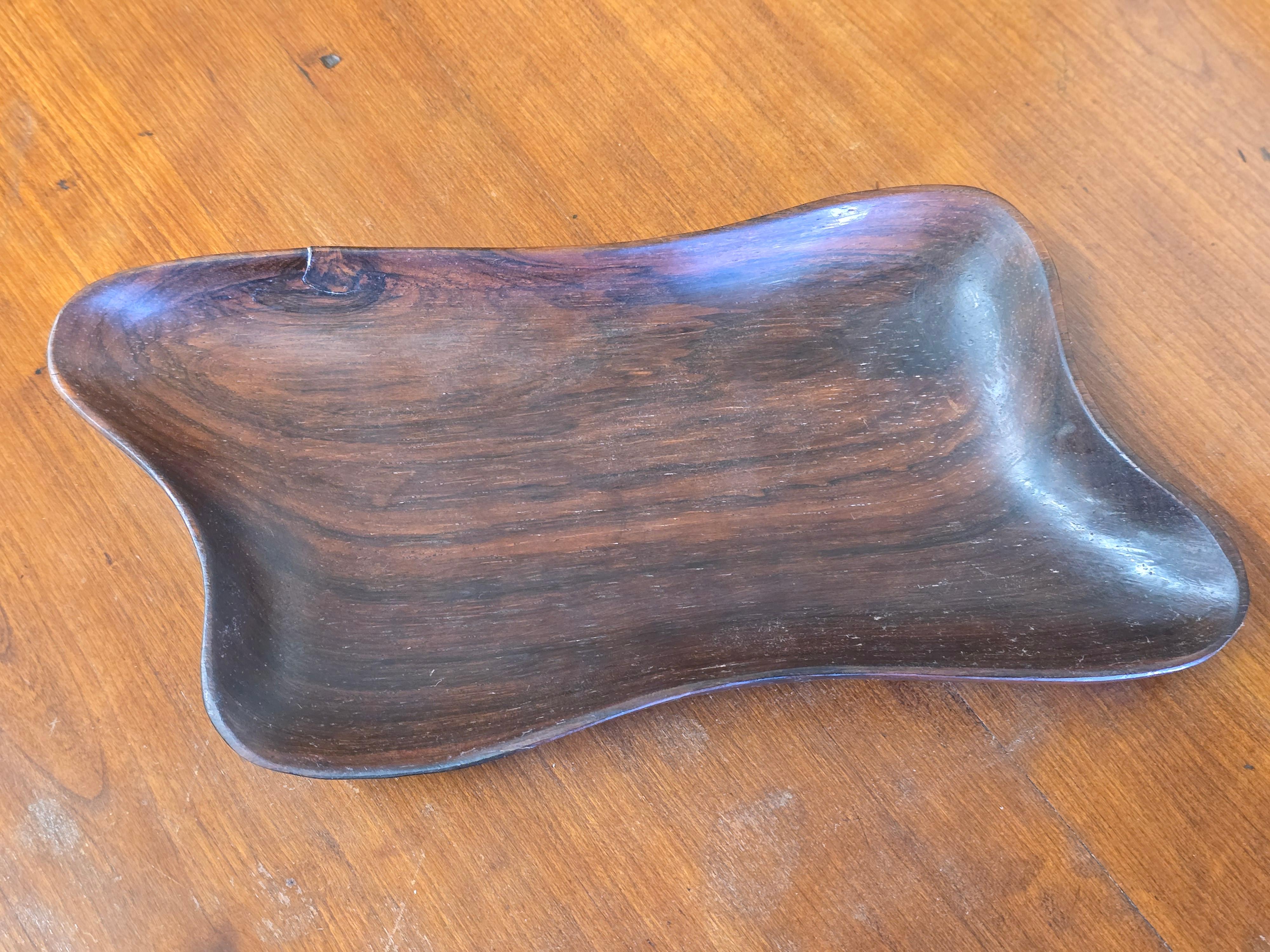 Mid-Century Modern Bol en palissandre brésilien du milieu du siècle en forme d'amibe en vente