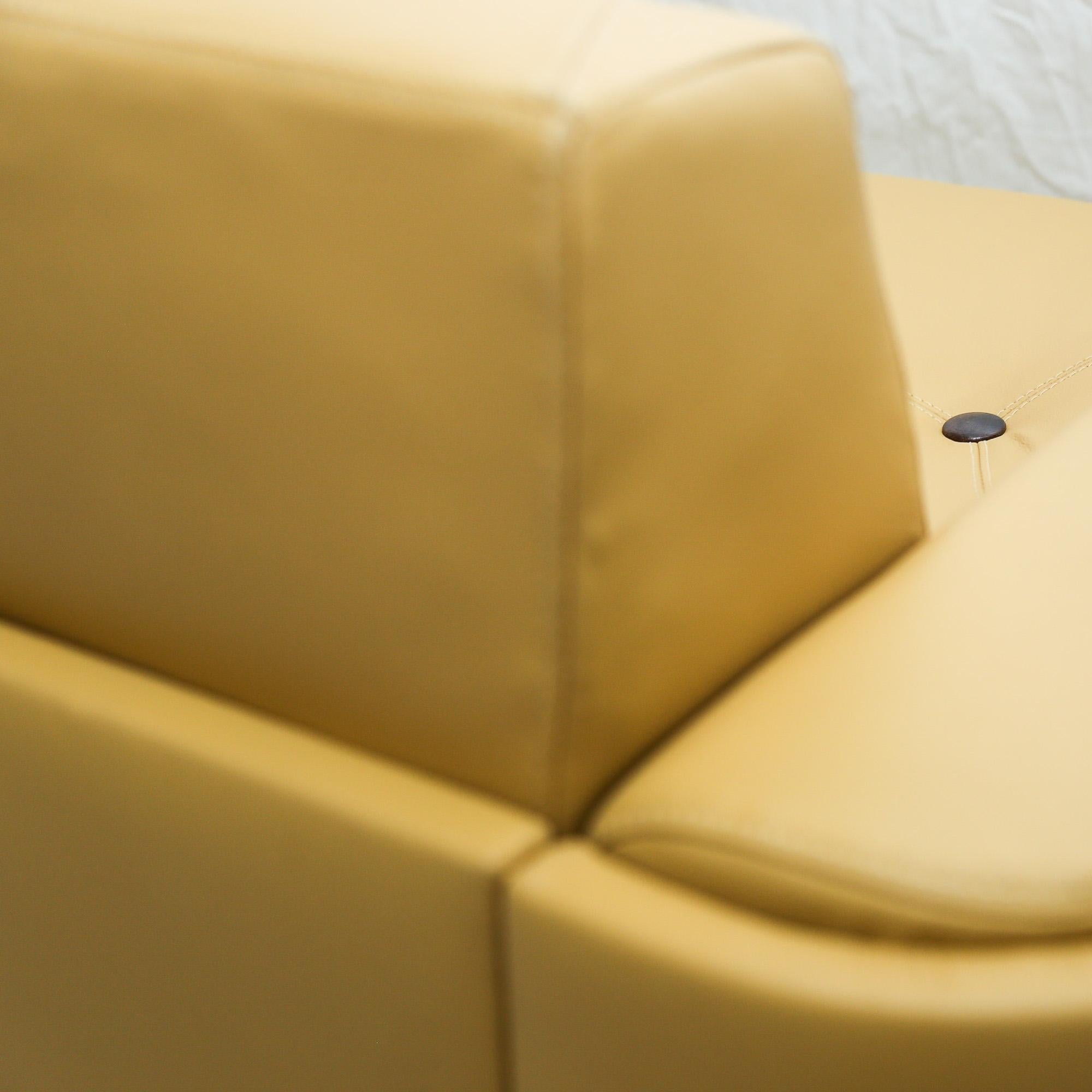 Fauteuil brésilien du milieu du siècle en cuir jaune par Jorge Zalszupin, c. 1970 en vente 4