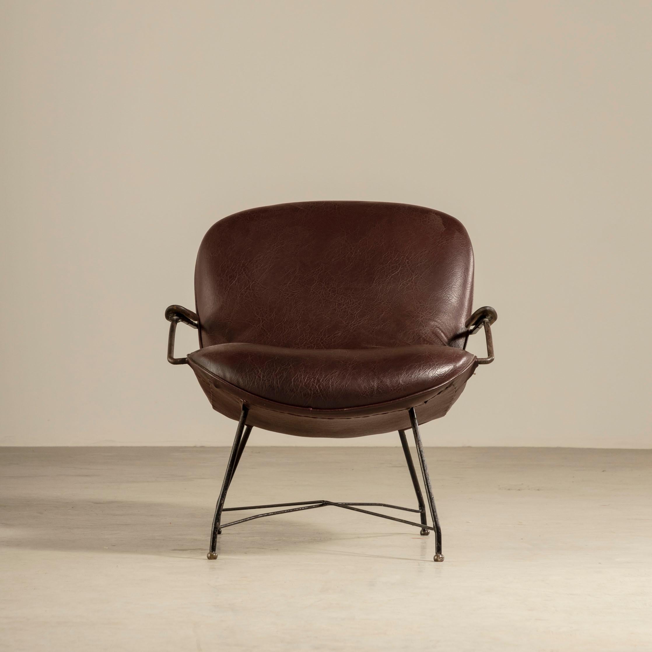 Cette étonnante paire de fauteuils, conçue par Martin Eisler & Carlo Hauner au Brésil dans les années 1960, est un parfait exemple du style moderne du milieu du siècle. Avec leurs lignes épurées et leur forme minimaliste, ces chaises dégagent une