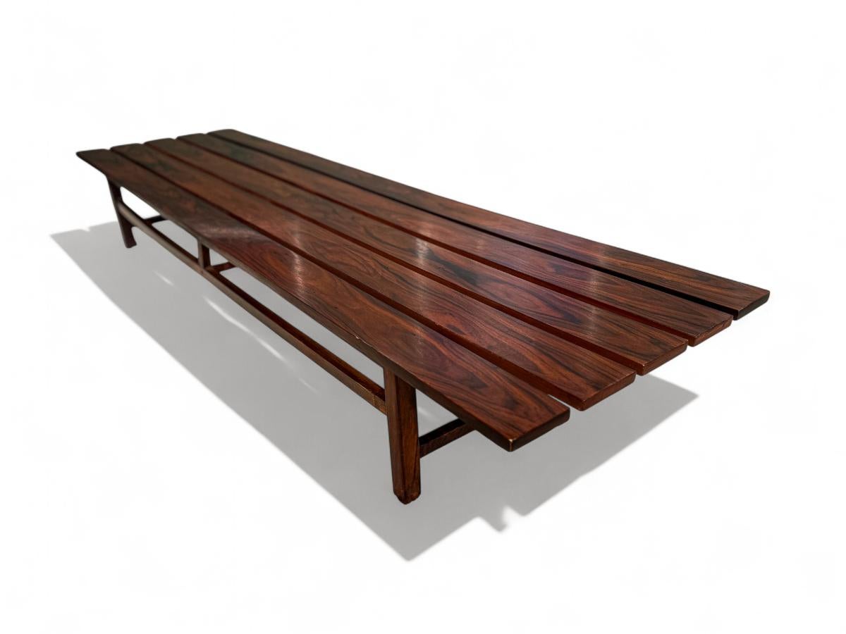 Banc brésilien du milieu du siècle en bois dur, Att. à Joaquim Tenreiro, années 1960 en vente 6