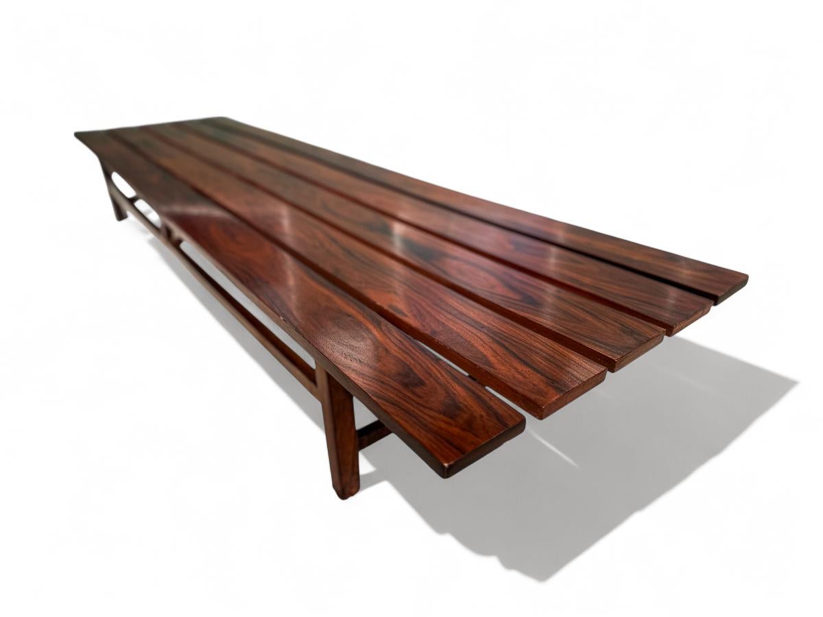 Mid-Century Modern Banc brésilien du milieu du siècle en bois dur, Att. à Joaquim Tenreiro, années 1960 en vente