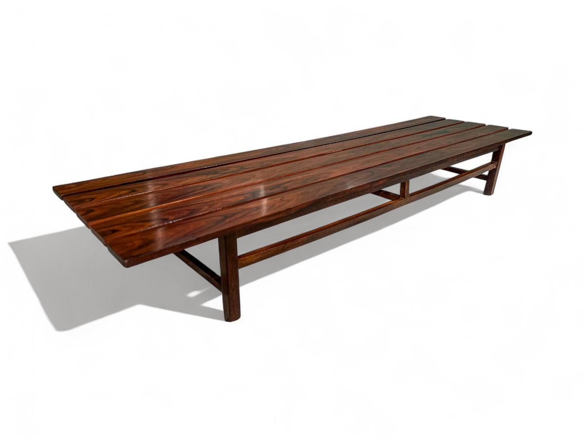 Travail du bois Banc brésilien du milieu du siècle en bois dur, Att. à Joaquim Tenreiro, années 1960 en vente