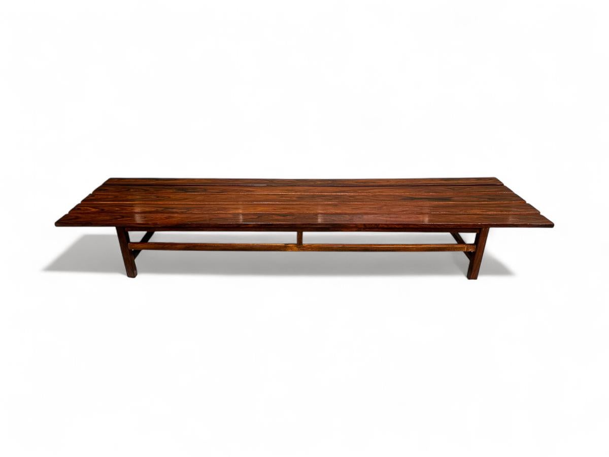 Banc brésilien du milieu du siècle en bois dur, Att. à Joaquim Tenreiro, années 1960 Bon état - En vente à New York, NY