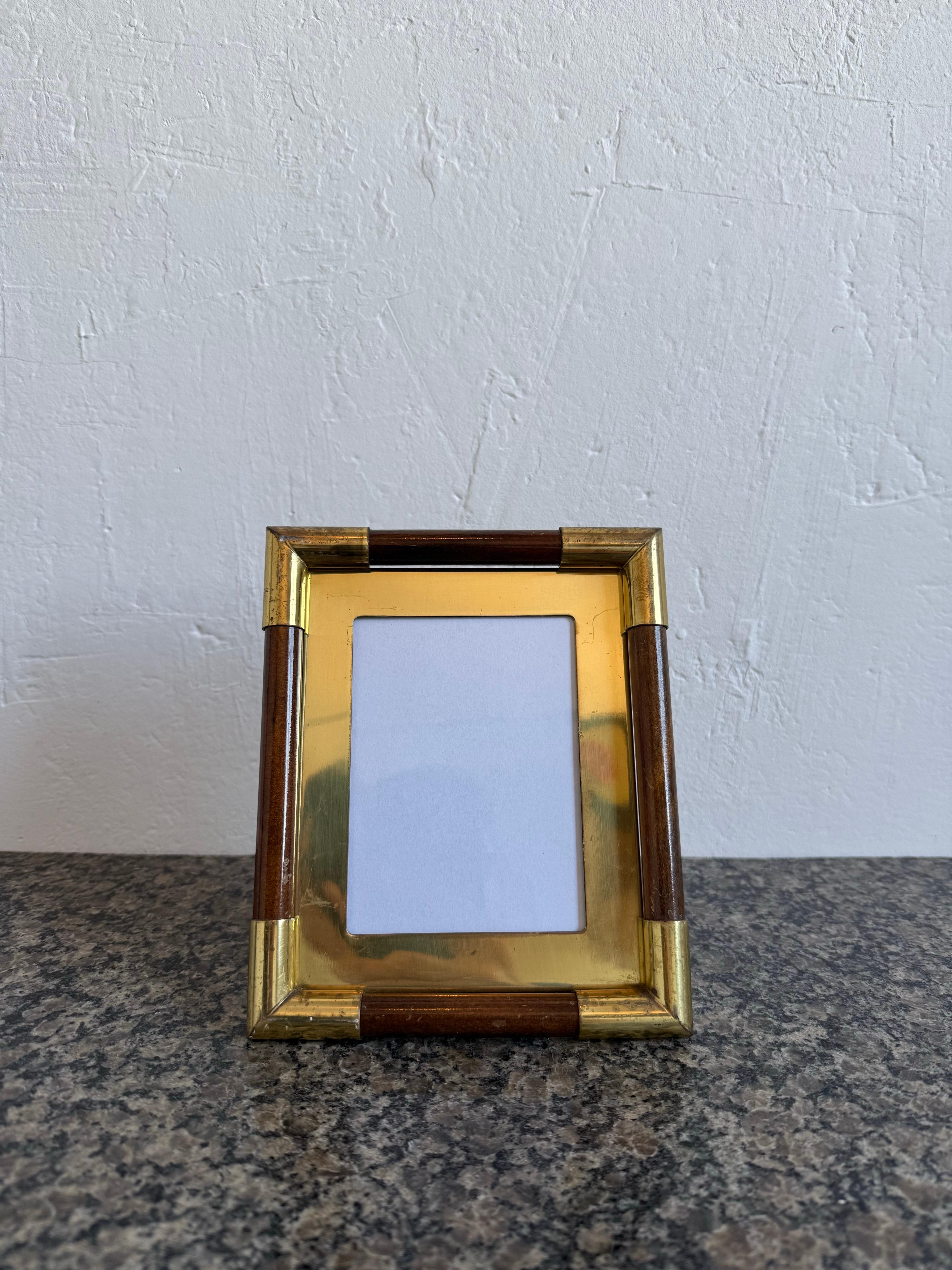 Mid-Century Brazilian brass and wood photo frame with wood tube accents by Nova Metal, 1970s.

Visible photo size: W3-3/8” H4-1/2”