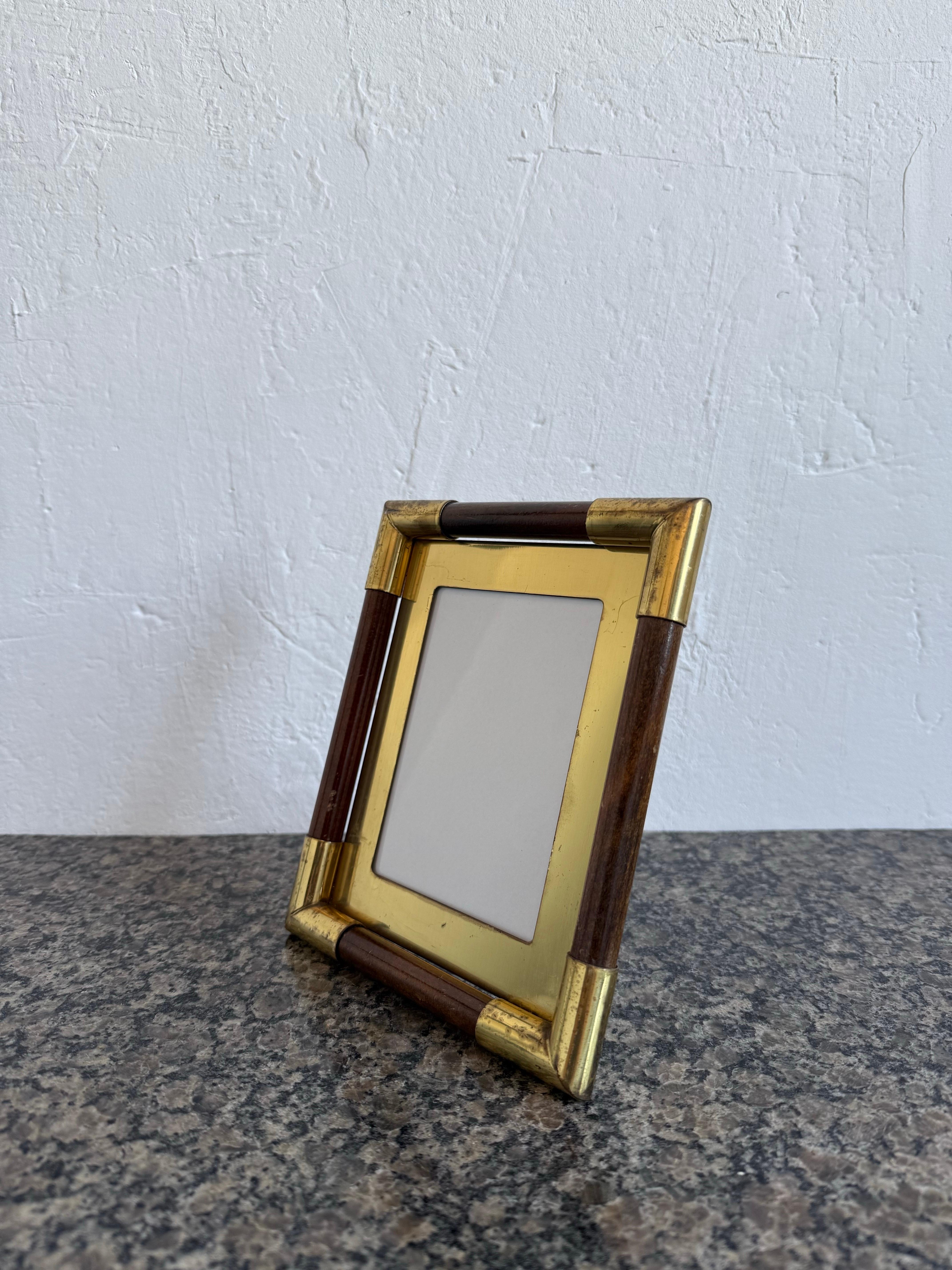 Mid-Century Modern Brazilian Mid-Century Brass and Wood Picture Frame, 1970s - 1 of 2 en vente
