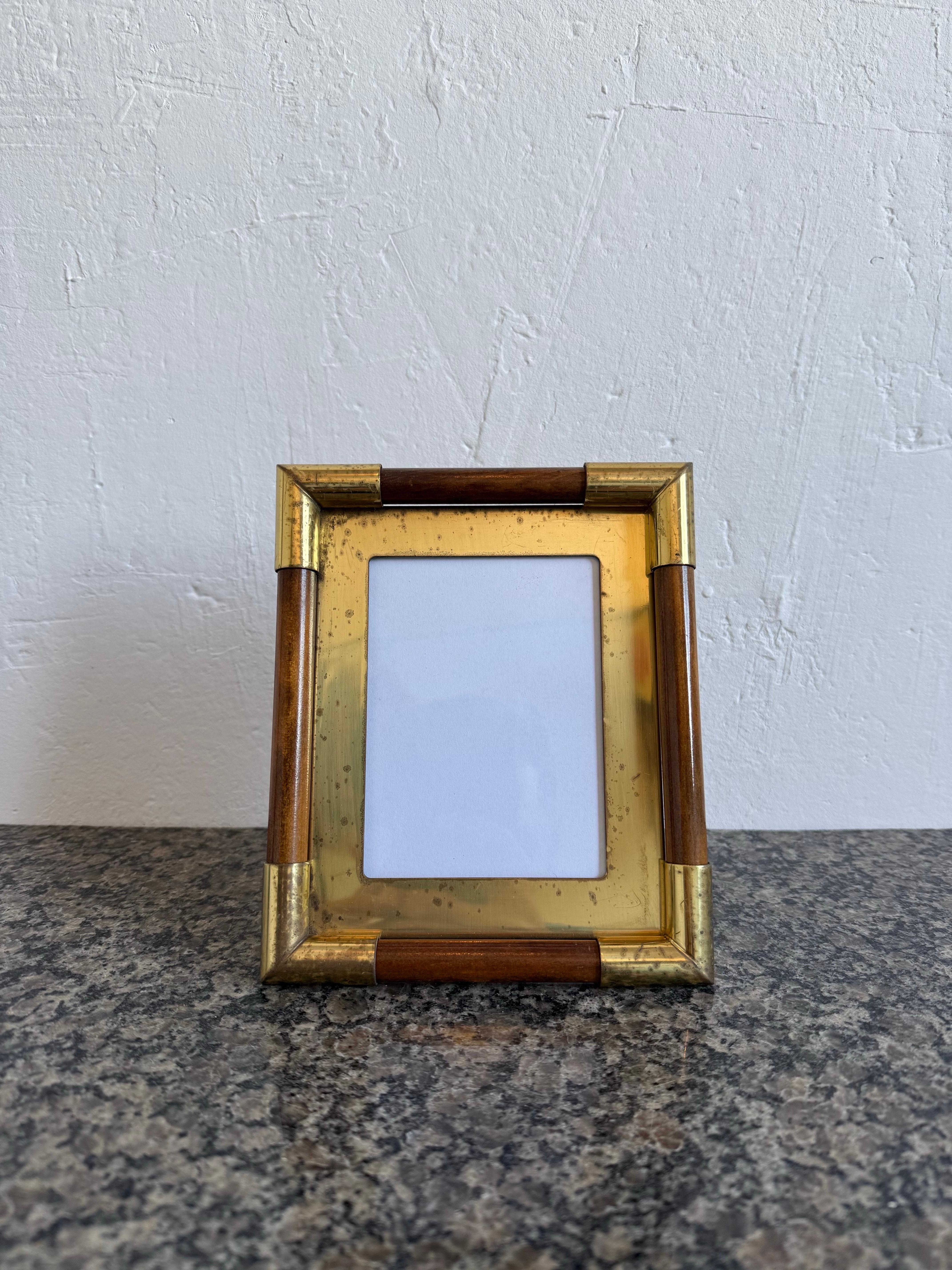 Mid-Century Brazilian brass and wood photo frame with wood tube accents by Nova Metal, 1970s.

Visible photo size: W3-3/8” H4-1/2”
Ships from Brazil

Two available.  See our other listings.