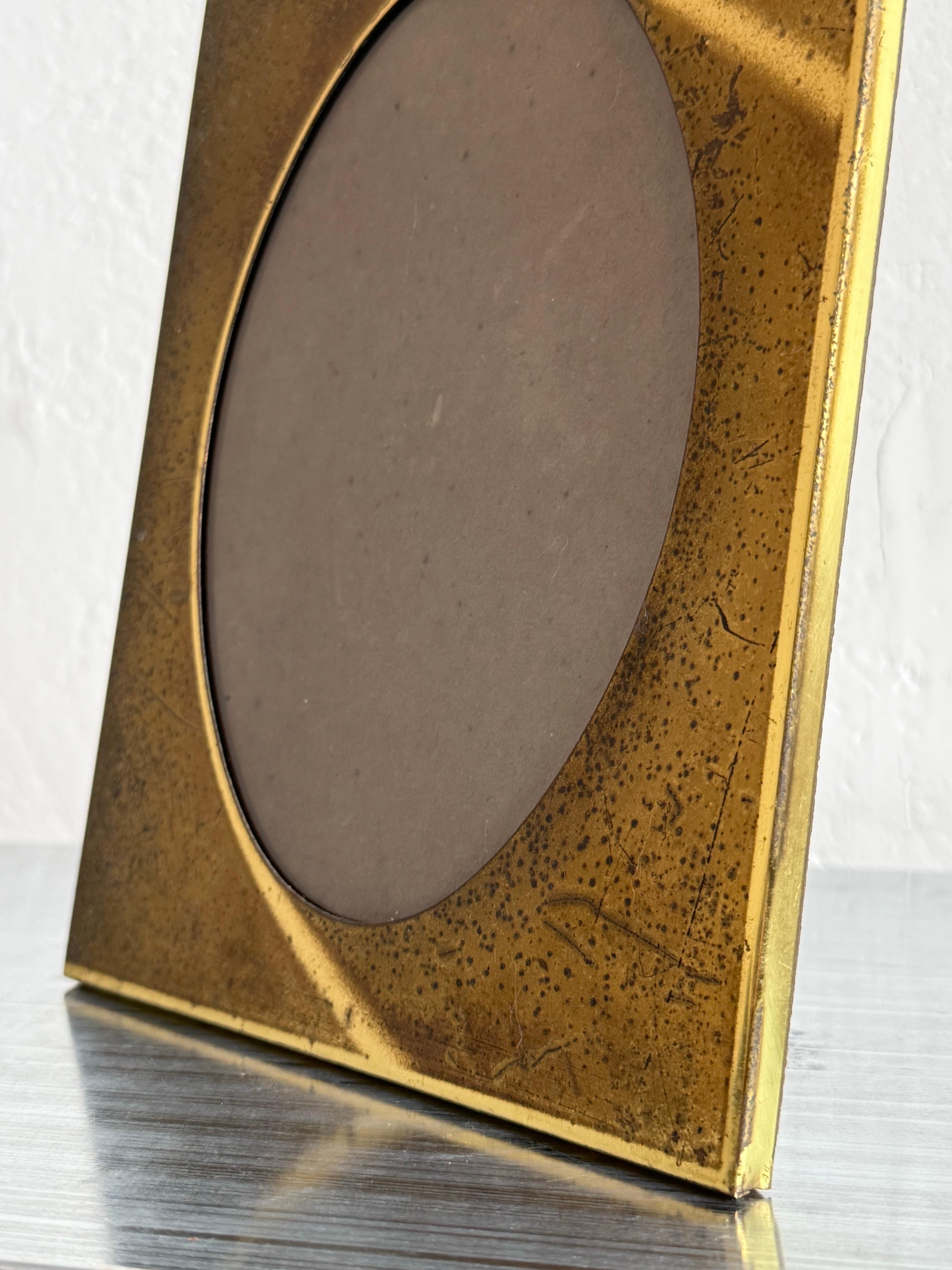 Cadre photo en laiton brésilien du milieu du siècle en vente 3