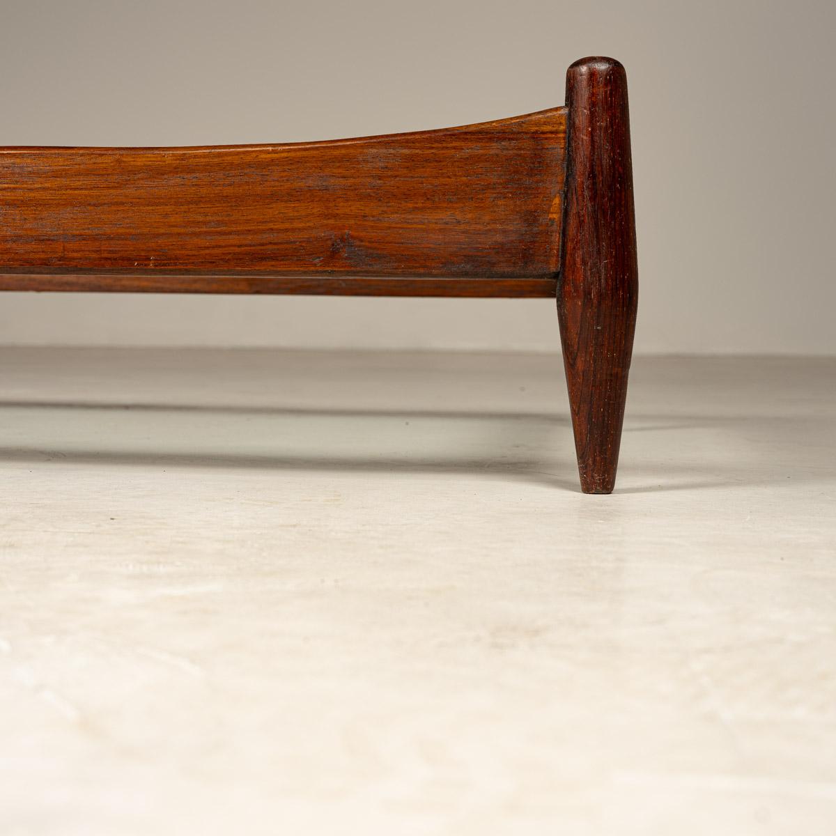 Mid-Century moderno Tavolo da centro brasiliano di metà secolo in legno massiccio, di Liceu de Artes e Ofícios in vendita