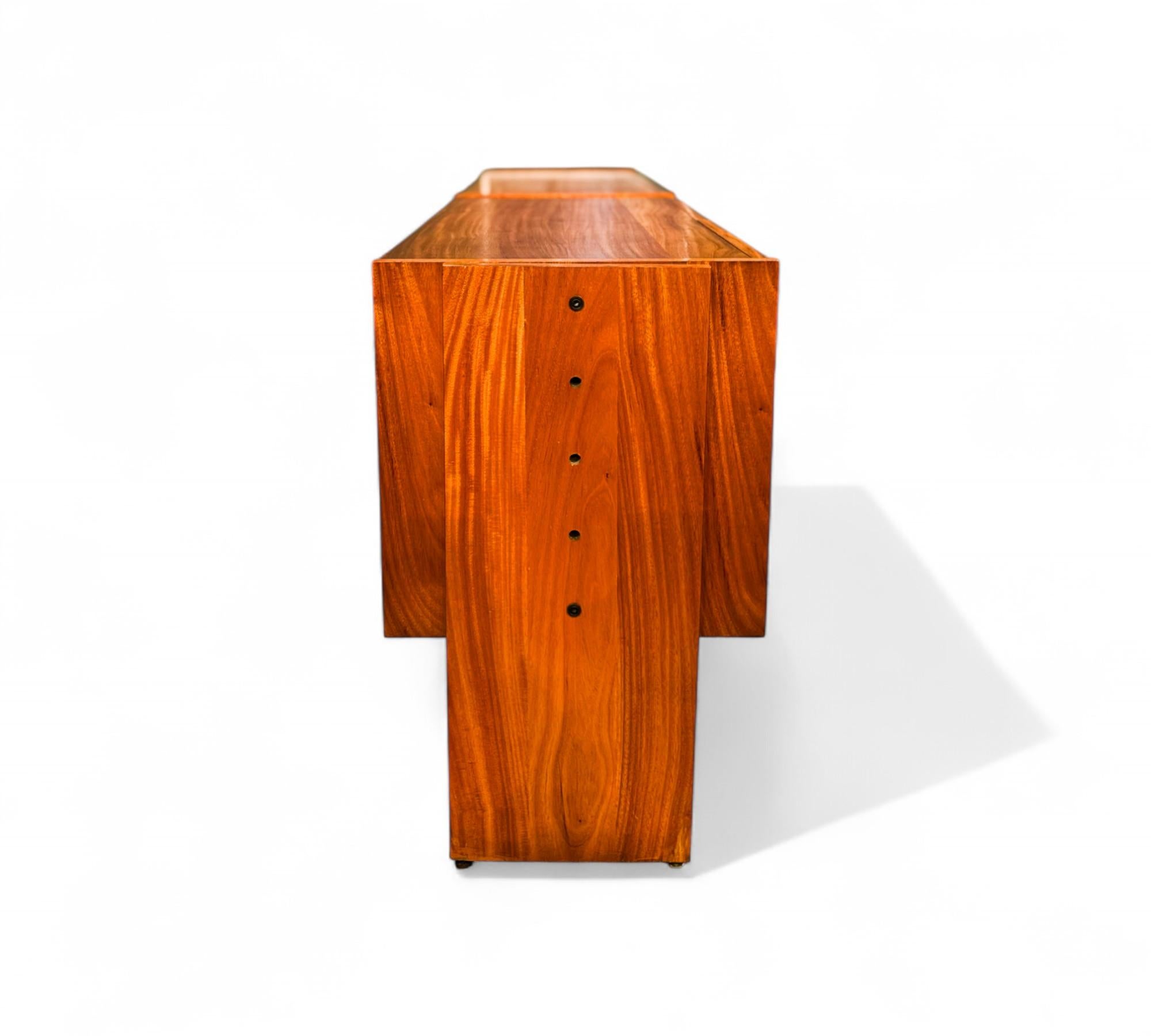 Credenza brasiliana di metà secolo in legno duro di Geraldo de Barros, c.C. 1970 in vendita 2