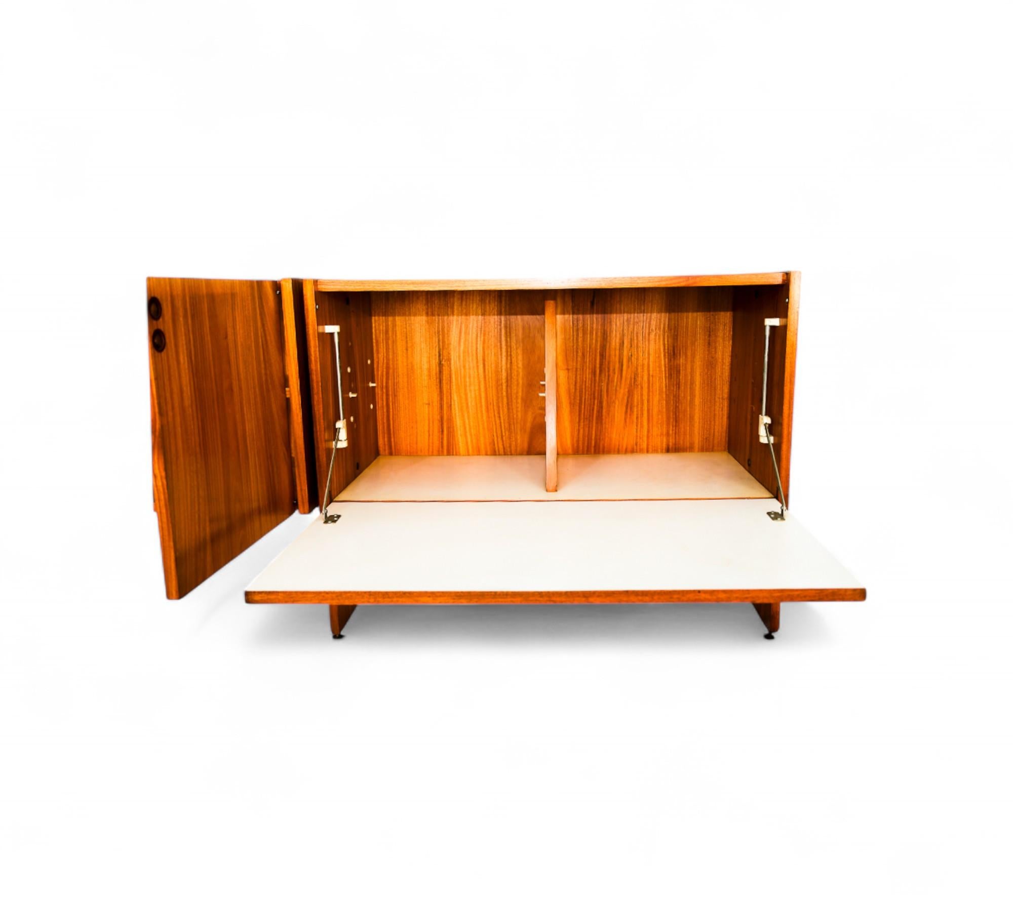 Credenza brasiliana di metà secolo in legno duro di Geraldo de Barros, c.C. 1970 in vendita 4
