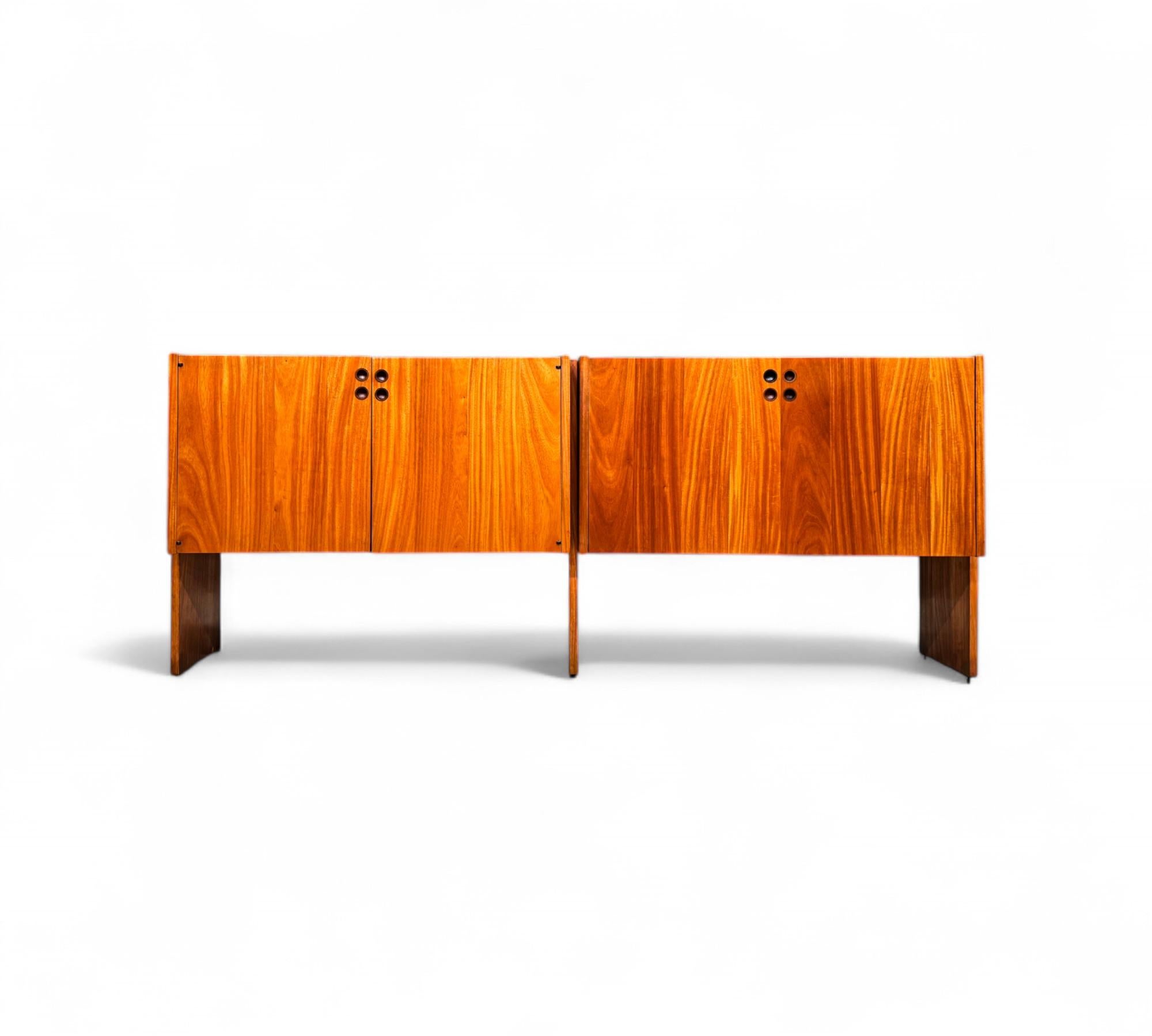Disponibile da oggi, con spedizione nazionale nell'area metropolitana di New York inclusa, questa credenza brasiliana del Mid-Century in legno duro di Geraldo de Barros, risalente agli anni '70, è a dir poco stupenda!

Questa credenza è realizzata