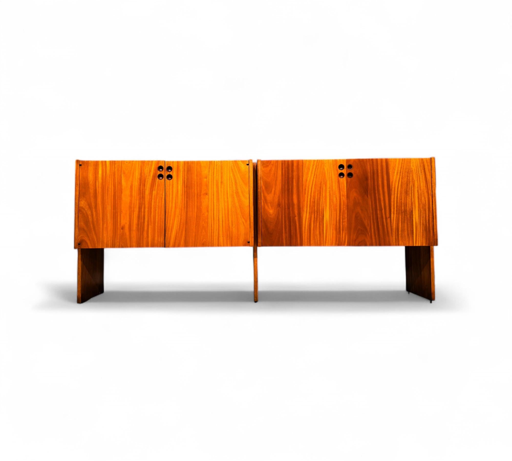 Mid-Century moderno Credenza brasiliana di metà secolo in legno duro di Geraldo de Barros, c.C. 1970 in vendita