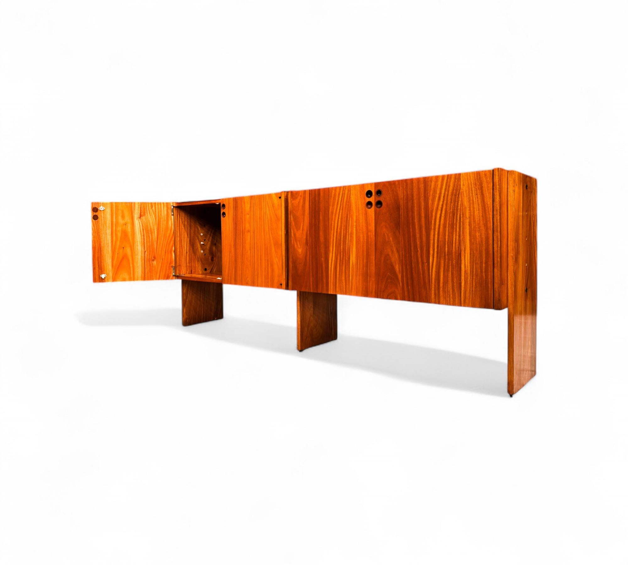 Brasiliano Credenza brasiliana di metà secolo in legno duro di Geraldo de Barros, c.C. 1970 in vendita