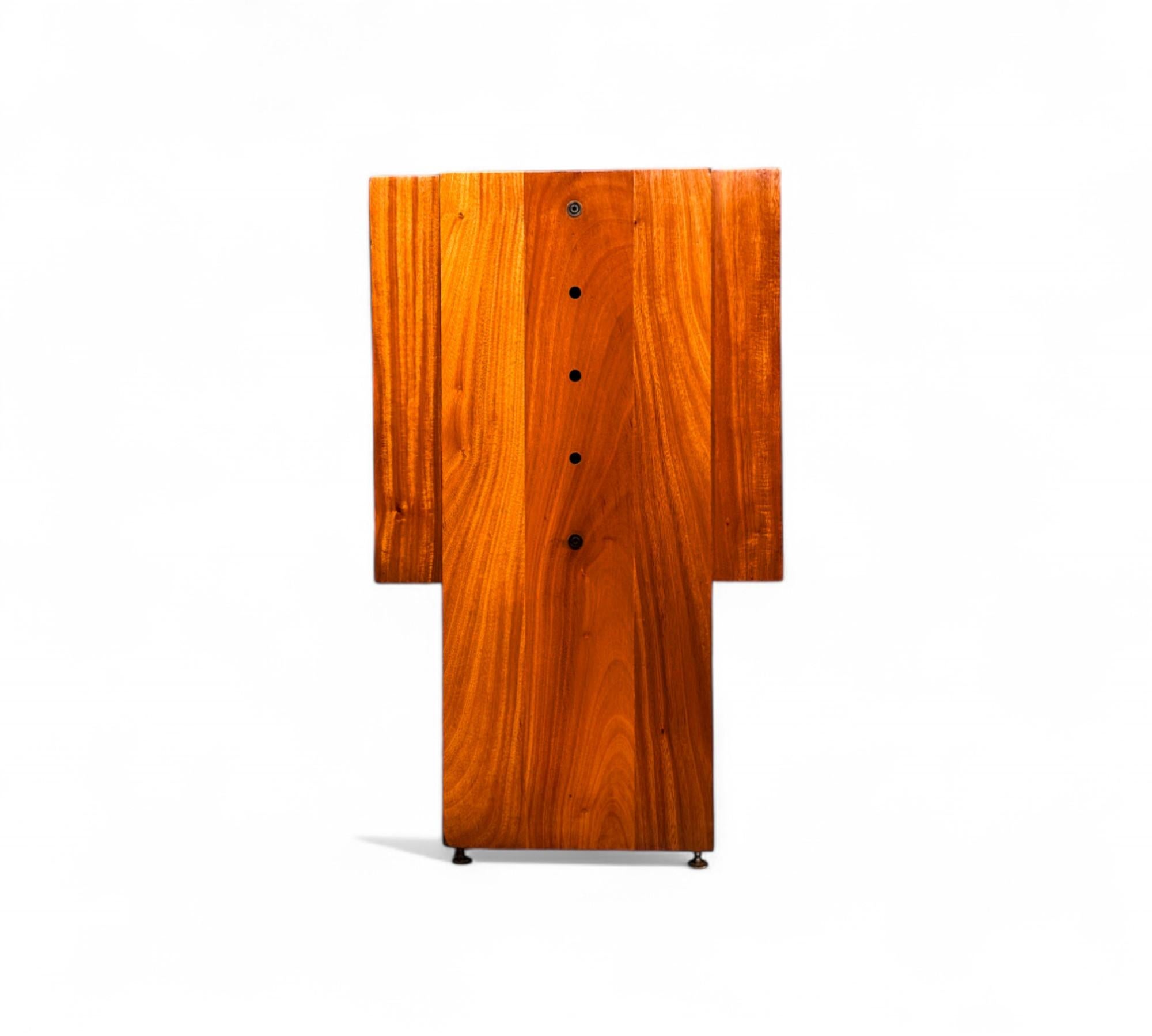 Falegnameria Credenza brasiliana di metà secolo in legno duro di Geraldo de Barros, c.C. 1970 in vendita