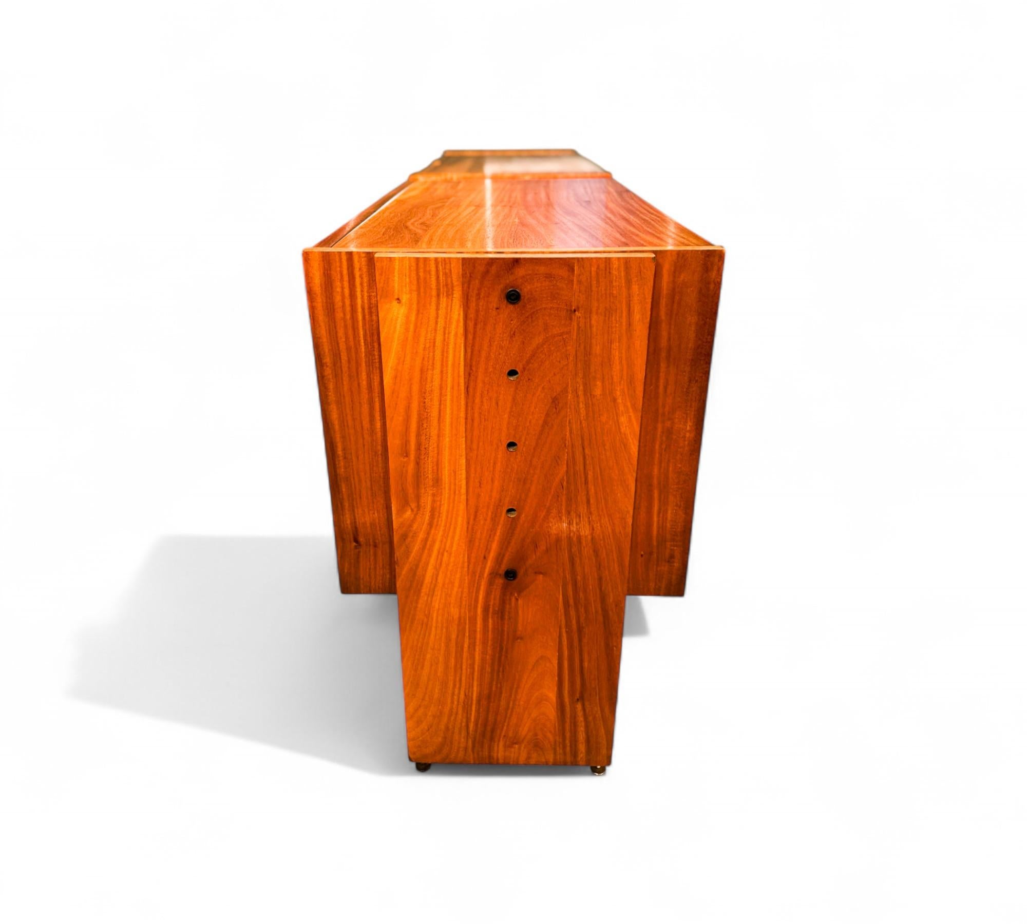Credenza brasiliana di metà secolo in legno duro di Geraldo de Barros, c.C. 1970 In condizioni buone in vendita a New York, NY