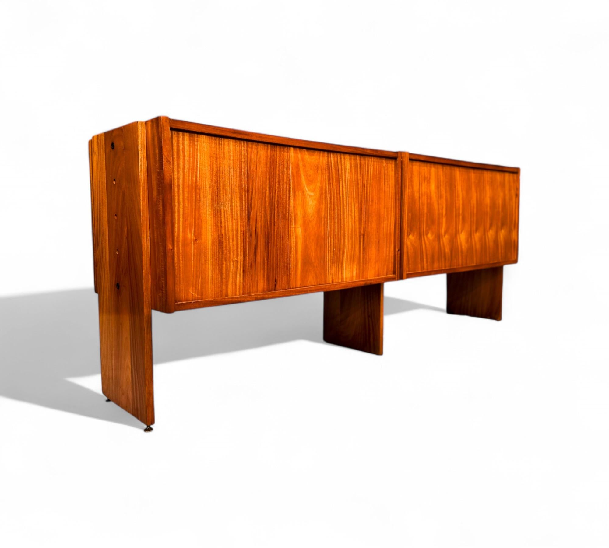 XX secolo Credenza brasiliana di metà secolo in legno duro di Geraldo de Barros, c.C. 1970 in vendita